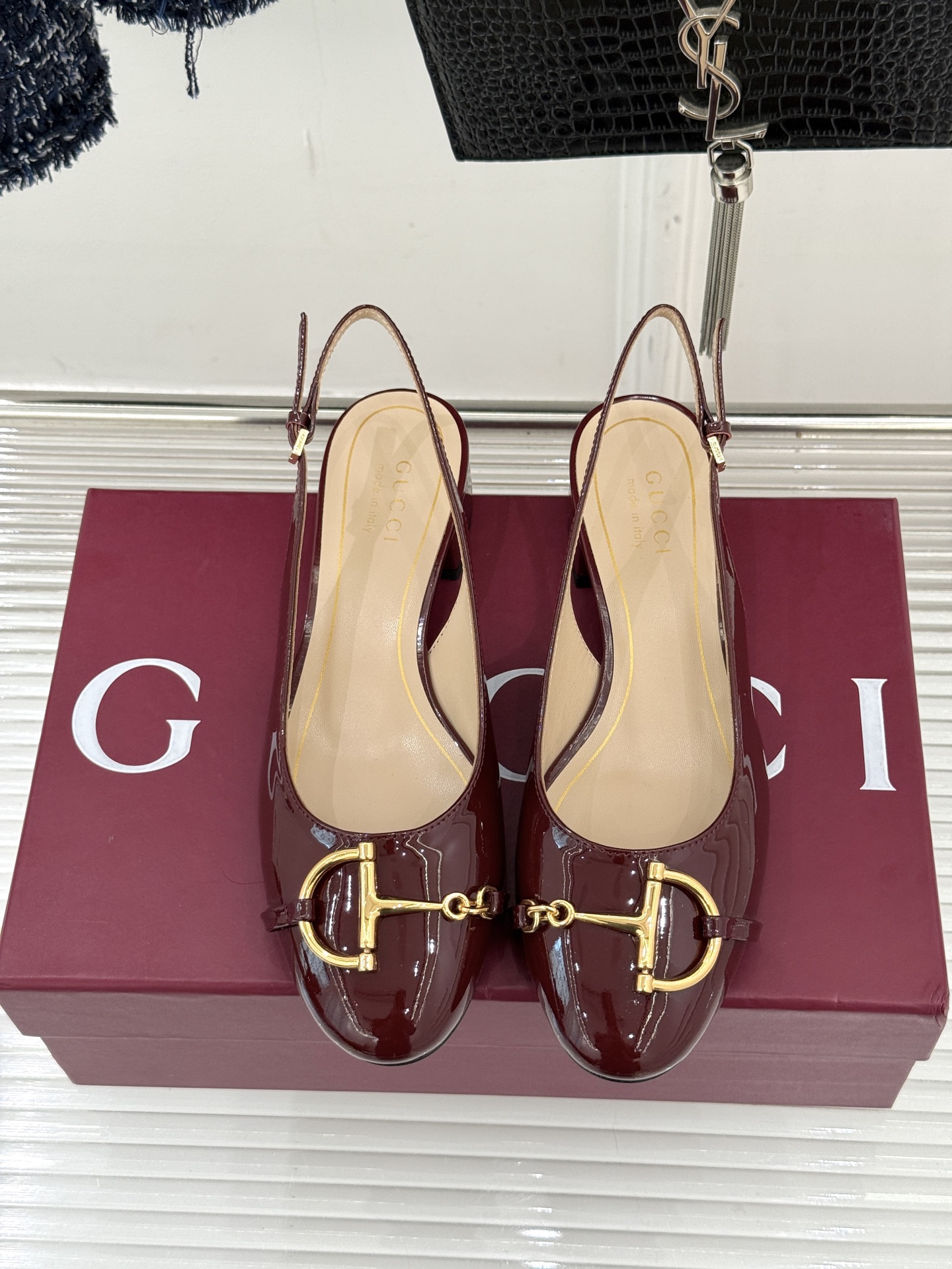 Gucci/古驰25WF新品大小马衔扣粗跟后空凉鞋当Gucci标志性的马衔扣穿越时空这款以“大小叠缀”的
