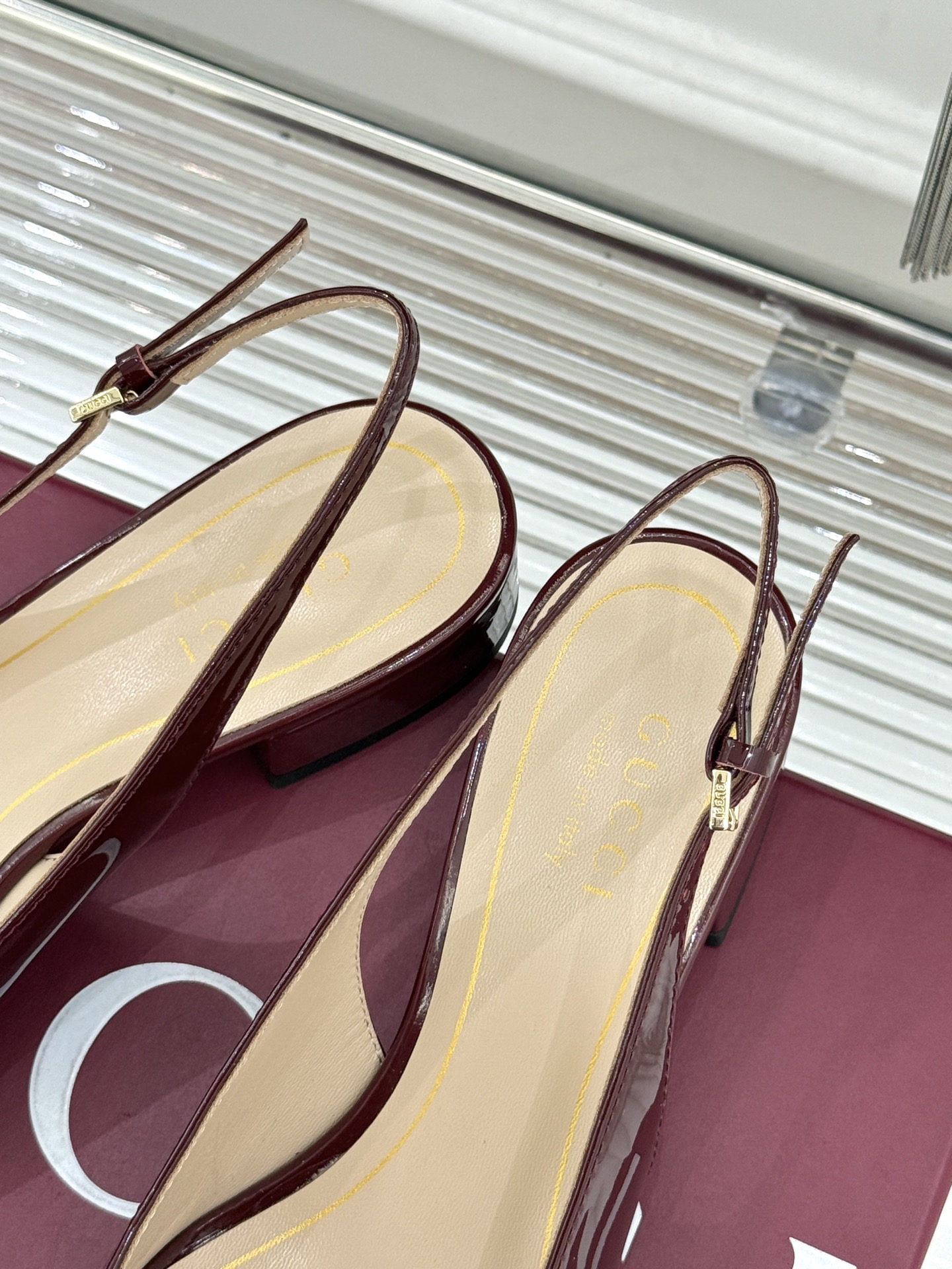 Gucci/古驰25WF新品大小马衔扣粗跟后空凉鞋当Gucci标志性的马衔扣穿越时空这款以“大小叠缀”的