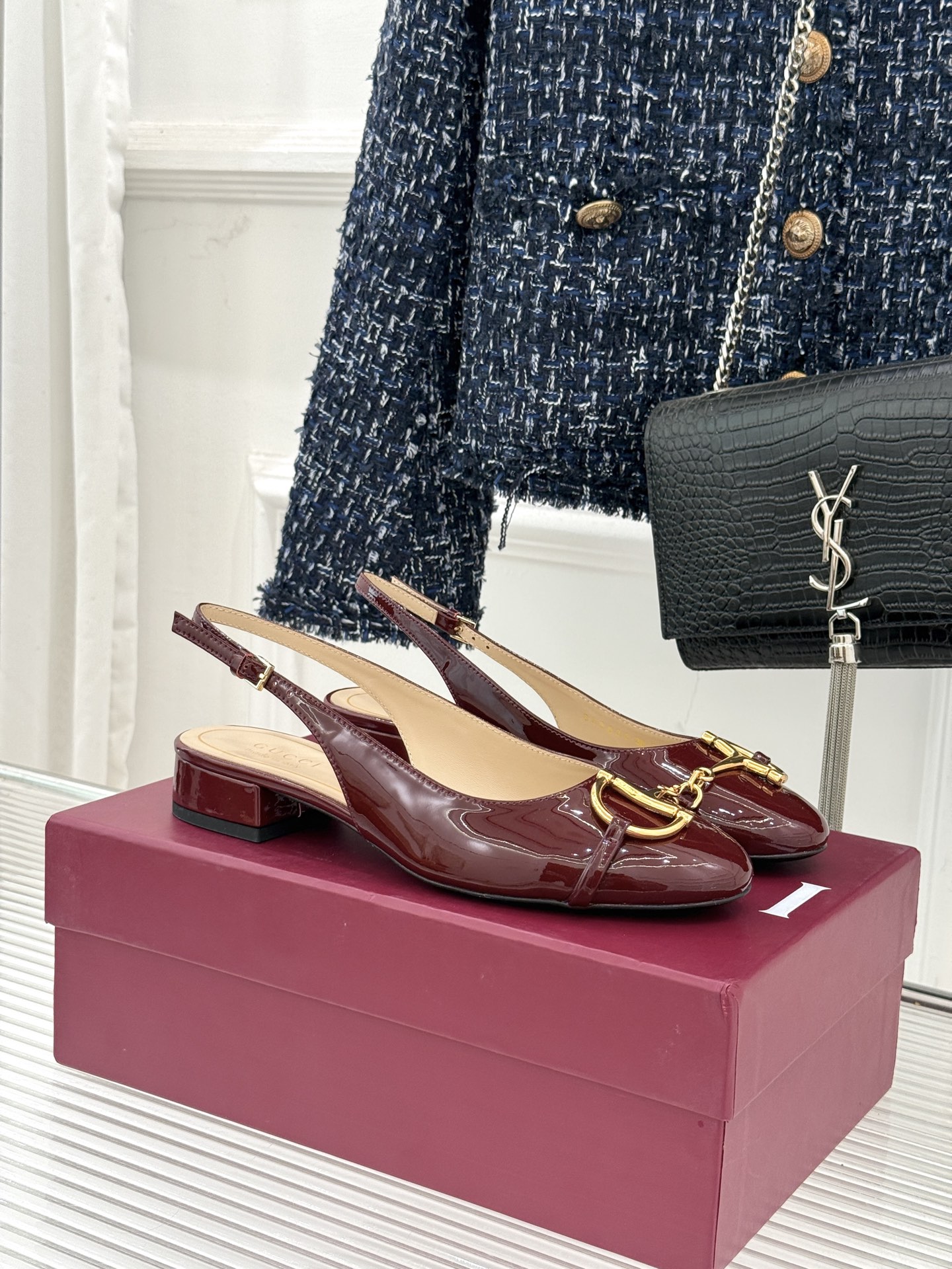 Gucci/古驰25WF新品大小马衔扣粗跟后空凉鞋当Gucci标志性的马衔扣穿越时空这款以“大小叠缀”的