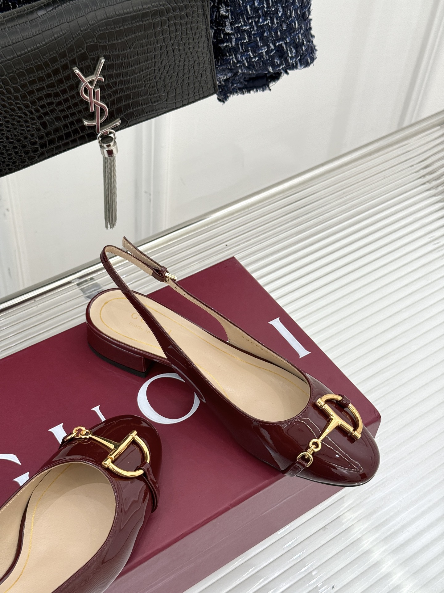 Gucci/古驰25WF新品大小马衔扣粗跟后空凉鞋当Gucci标志性的马衔扣穿越时空这款以“大小叠缀”的