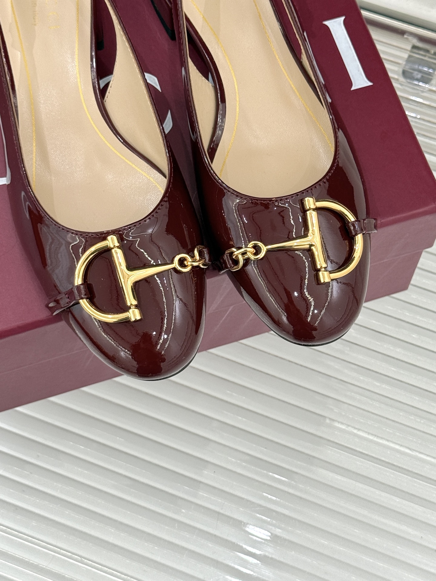 Gucci/古驰25WF新品大小马衔扣粗跟后空凉鞋当Gucci标志性的马衔扣穿越时空这款以“大小叠缀”的