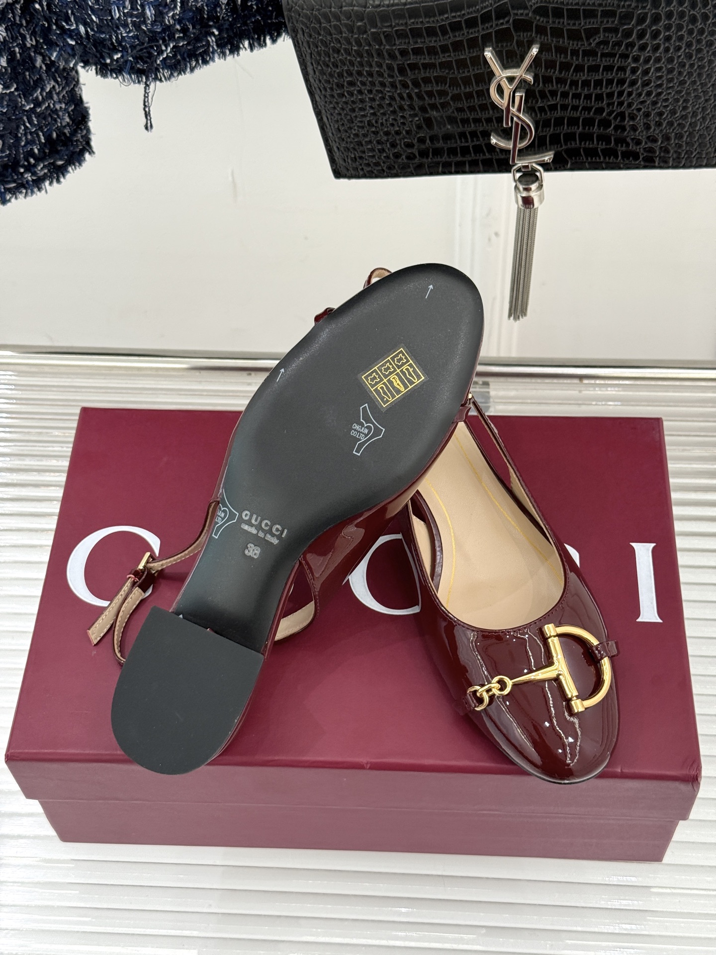 Gucci/古驰25WF新品大小马衔扣粗跟后空凉鞋当Gucci标志性的马衔扣穿越时空这款以“大小叠缀”的