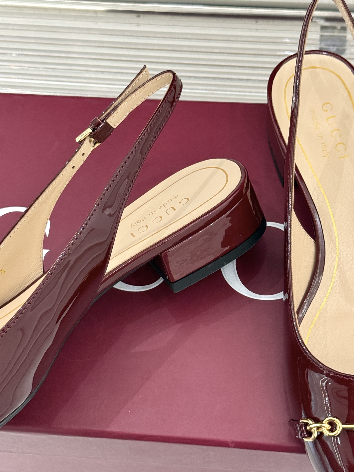 Gucci/古驰25WF新品大小马衔扣粗跟后空凉鞋当Gucci标志性的马衔扣穿越时空这款以“大小叠缀”的