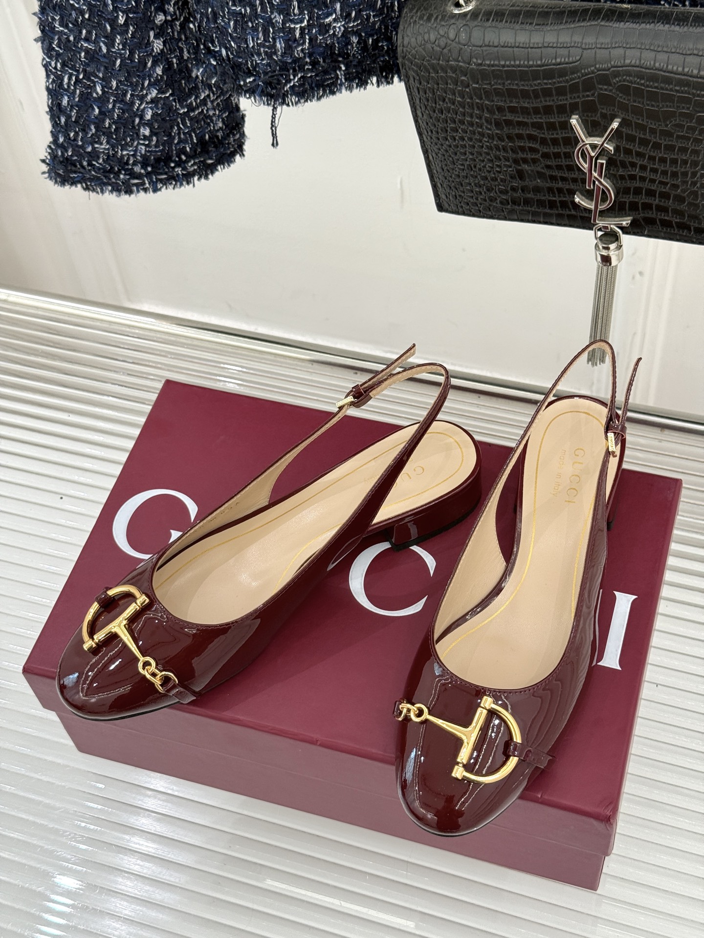 Gucci/古驰25WF新品大小马衔扣粗跟后空凉鞋当Gucci标志性的马衔扣穿越时空这款以“大小叠缀”的