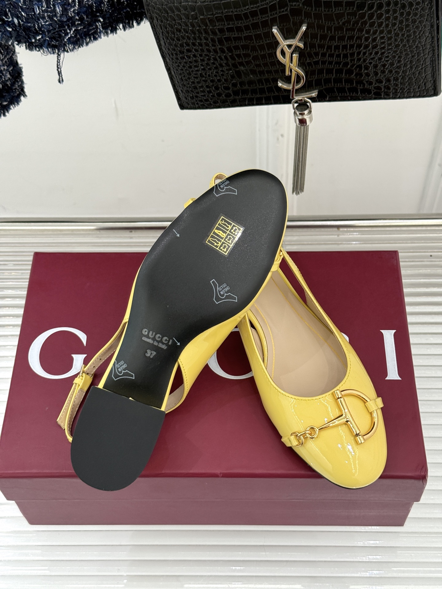 Gucci/古驰25WF新品大小马衔扣粗跟后空凉鞋当Gucci标志性的马衔扣穿越时空这款以“大小叠缀”的