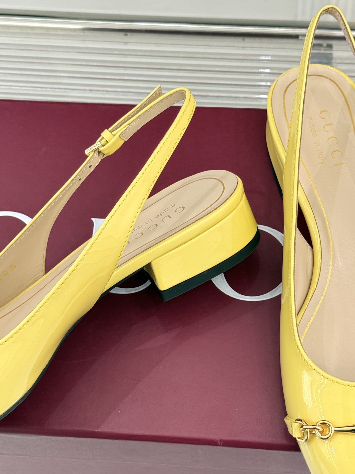 Gucci/古驰25WF新品大小马衔扣粗跟后空凉鞋当Gucci标志性的马衔扣穿越时空这款以“大小叠缀”的