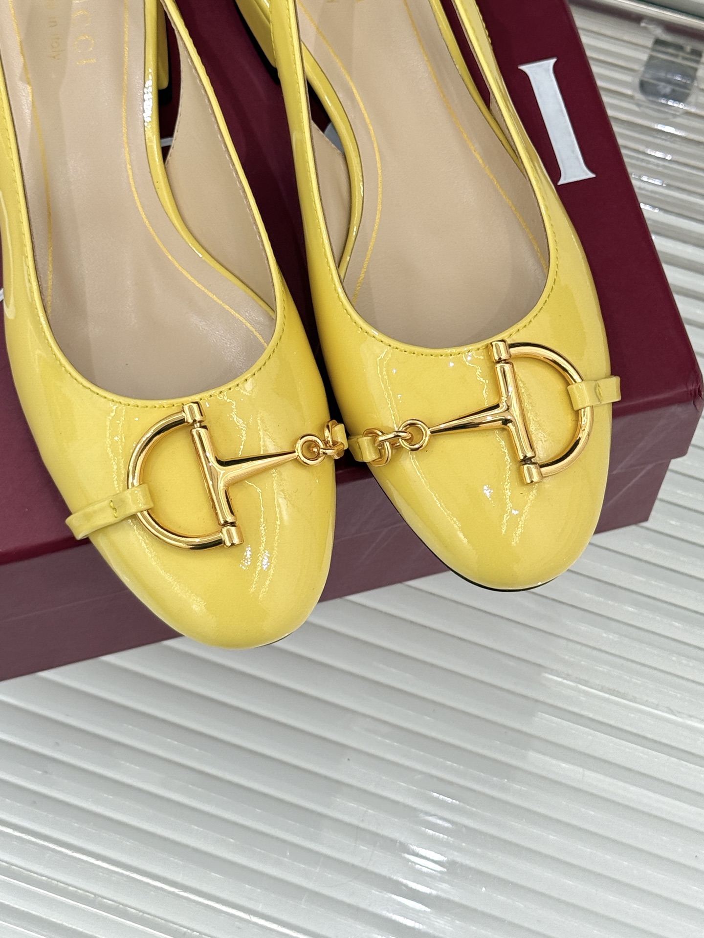 Gucci/古驰25WF新品大小马衔扣粗跟后空凉鞋当Gucci标志性的马衔扣穿越时空这款以“大小叠缀”的