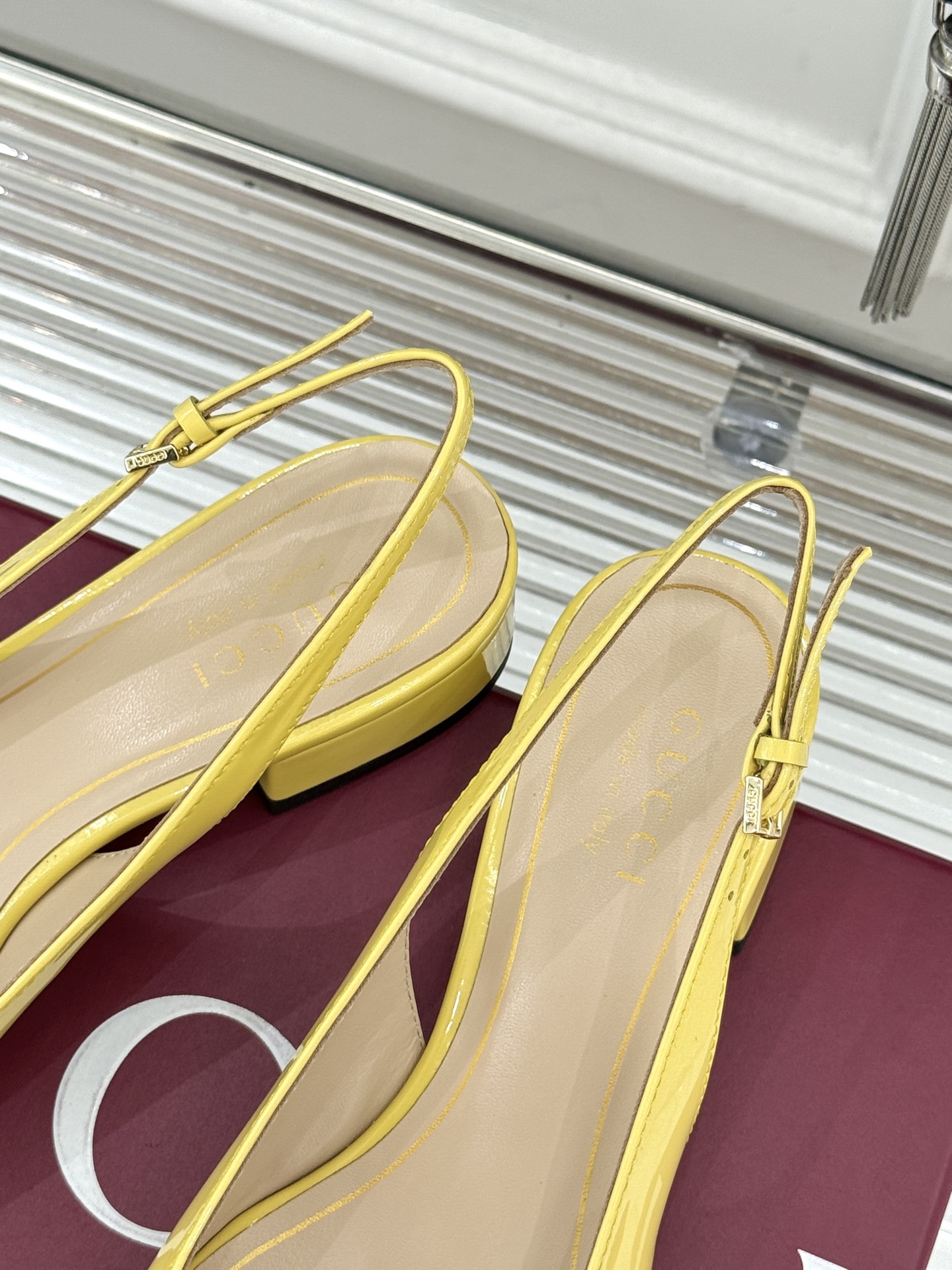 Gucci/古驰25WF新品大小马衔扣粗跟后空凉鞋当Gucci标志性的马衔扣穿越时空这款以“大小叠缀”的