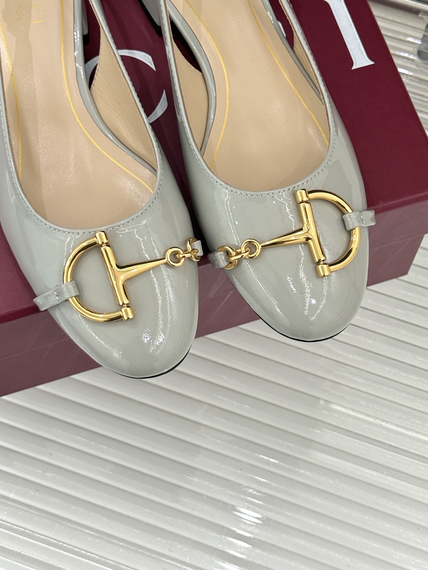 Gucci/古驰25WF新品大小马衔扣粗跟后空凉鞋当Gucci标志性的马衔扣穿越时空这款以“大小叠缀”的