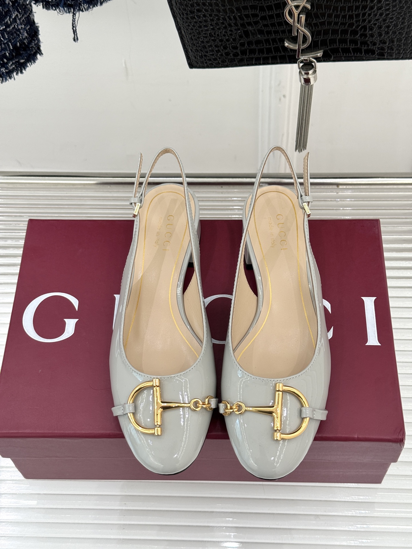 Gucci/古驰25WF新品大小马衔扣粗跟后空凉鞋当Gucci标志性的马衔扣穿越时空这款以“大小叠缀”的