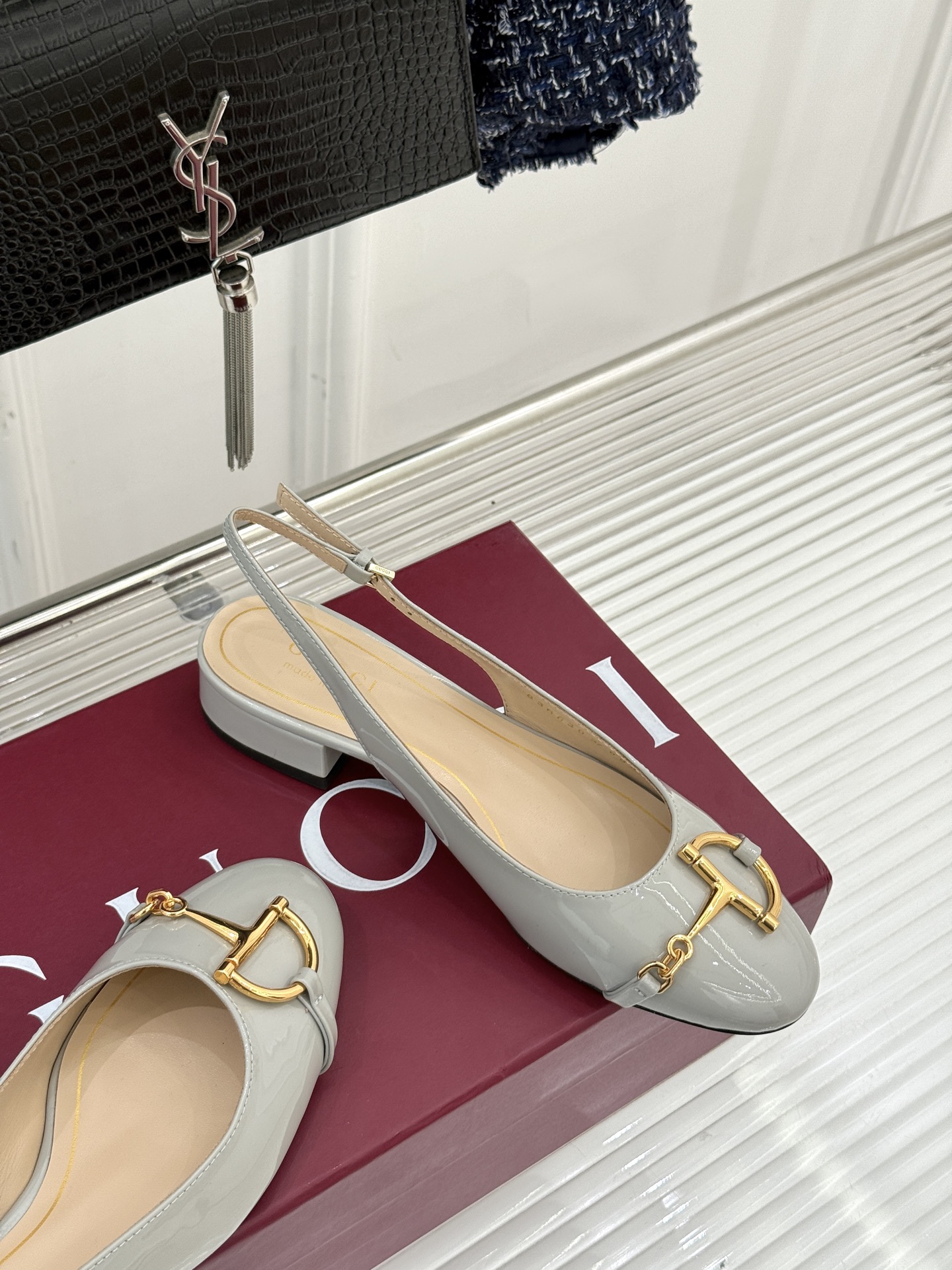 Gucci/古驰25WF新品大小马衔扣粗跟后空凉鞋当Gucci标志性的马衔扣穿越时空这款以“大小叠缀”的