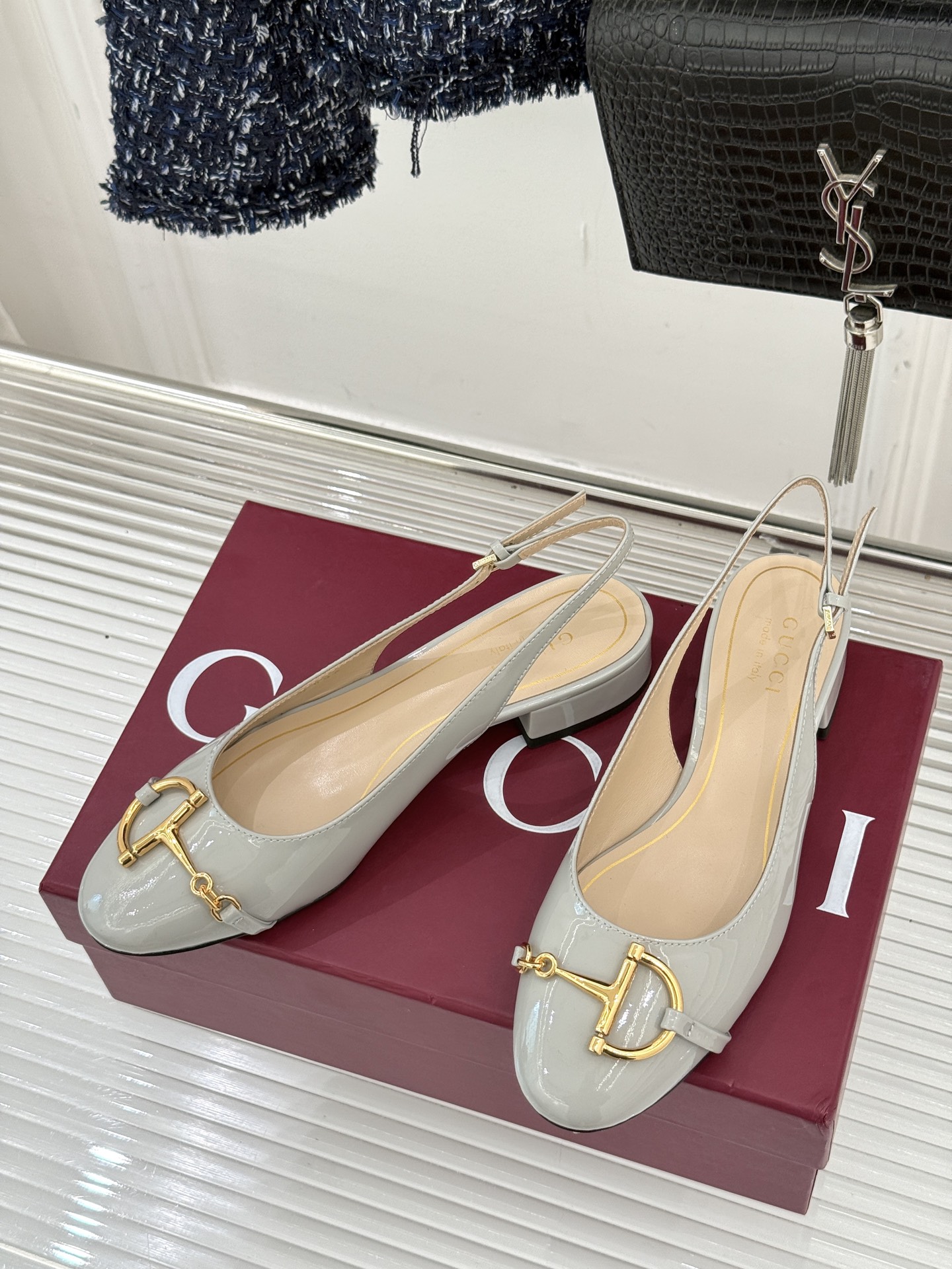 Gucci/古驰25WF新品大小马衔扣粗跟后空凉鞋当Gucci标志性的马衔扣穿越时空这款以“大小叠缀”的