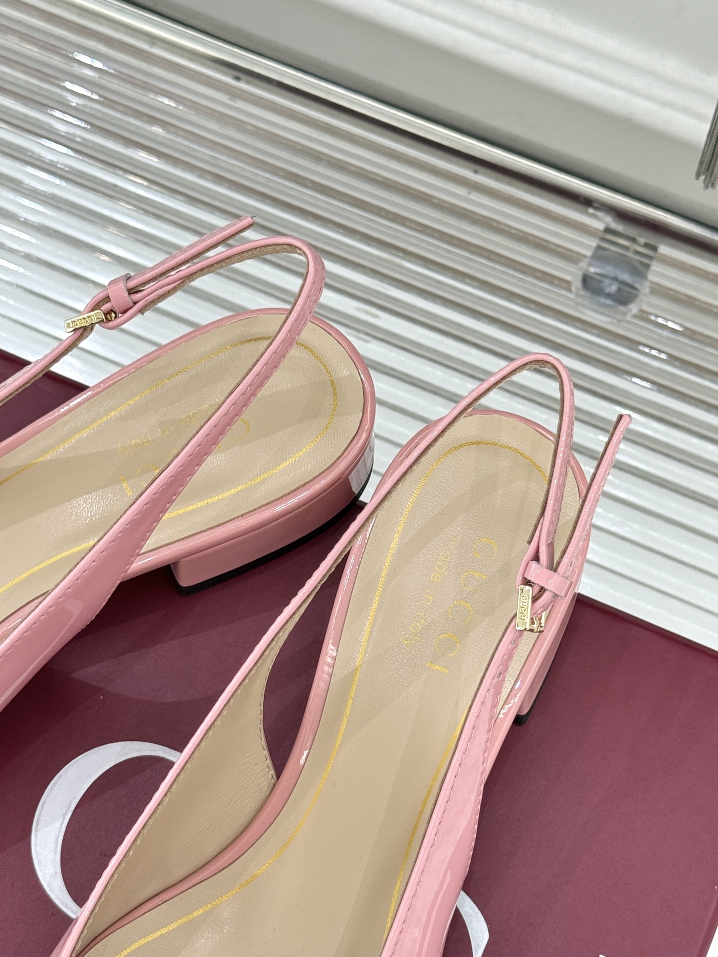 Gucci/古驰25WF新品大小马衔扣粗跟后空凉鞋当Gucci标志性的马衔扣穿越时空这款以“大小叠缀”的