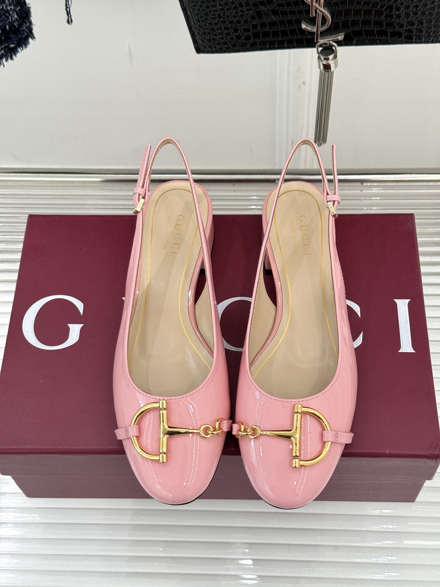 Gucci/古驰25WF新品大小马衔扣粗跟后空凉鞋当Gucci标志性的马衔扣穿越时空这款以“大小叠缀”的