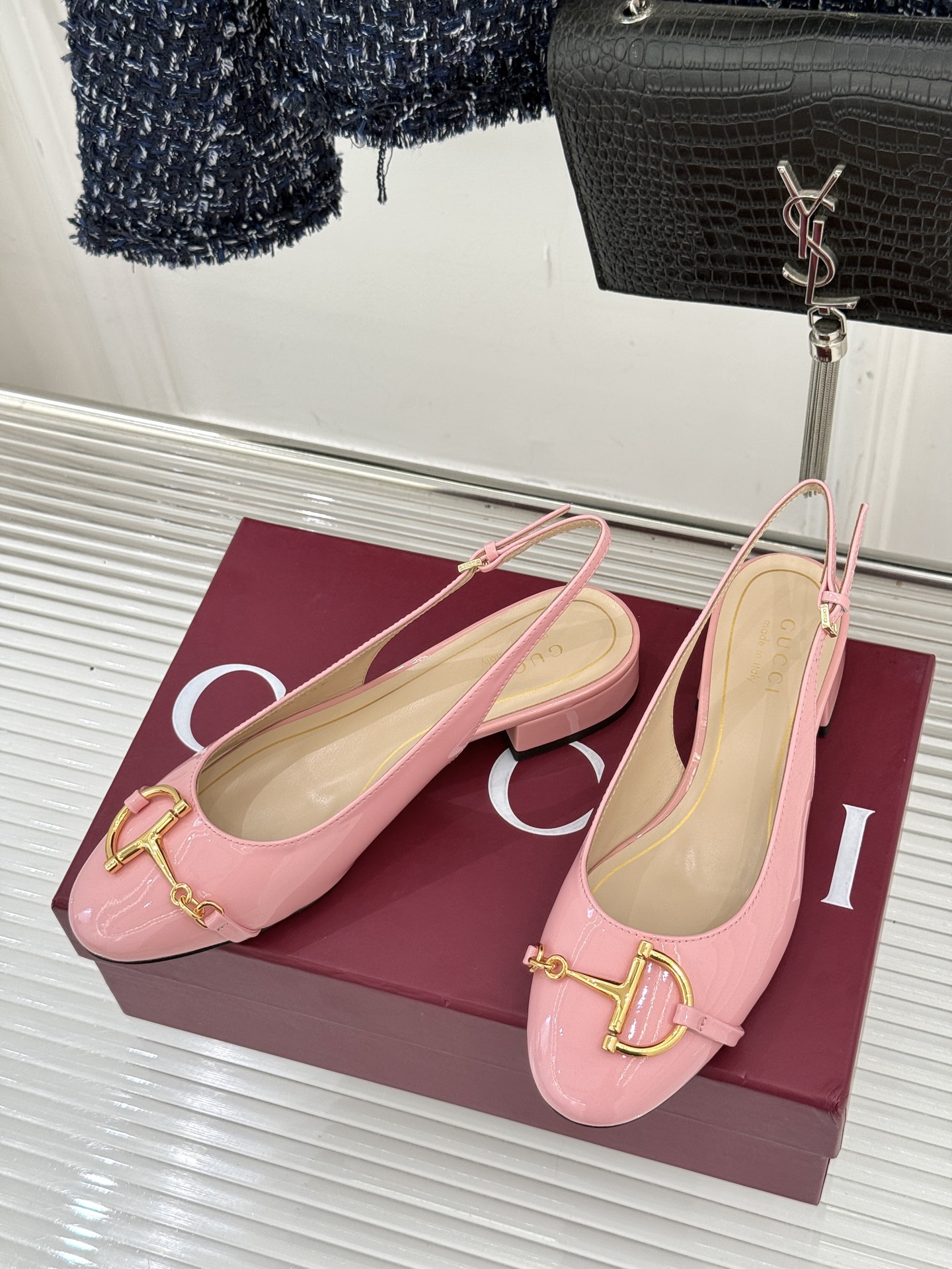 Gucci/古驰25WF新品大小马衔扣粗跟后空凉鞋当Gucci标志性的马衔扣穿越时空这款以“大小叠缀”的