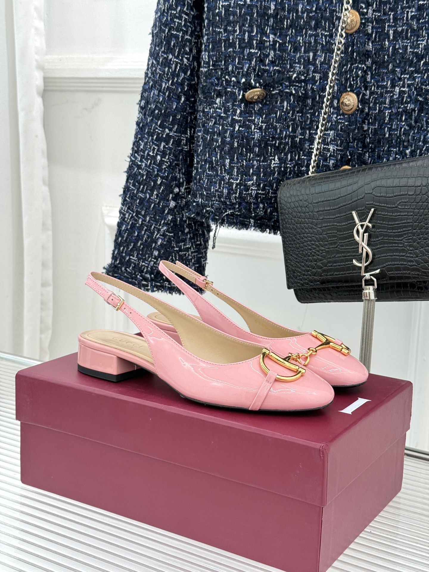 Gucci/古驰25WF新品大小马衔扣粗跟后空凉鞋当Gucci标志性的马衔扣穿越时空这款以“大小叠缀”的