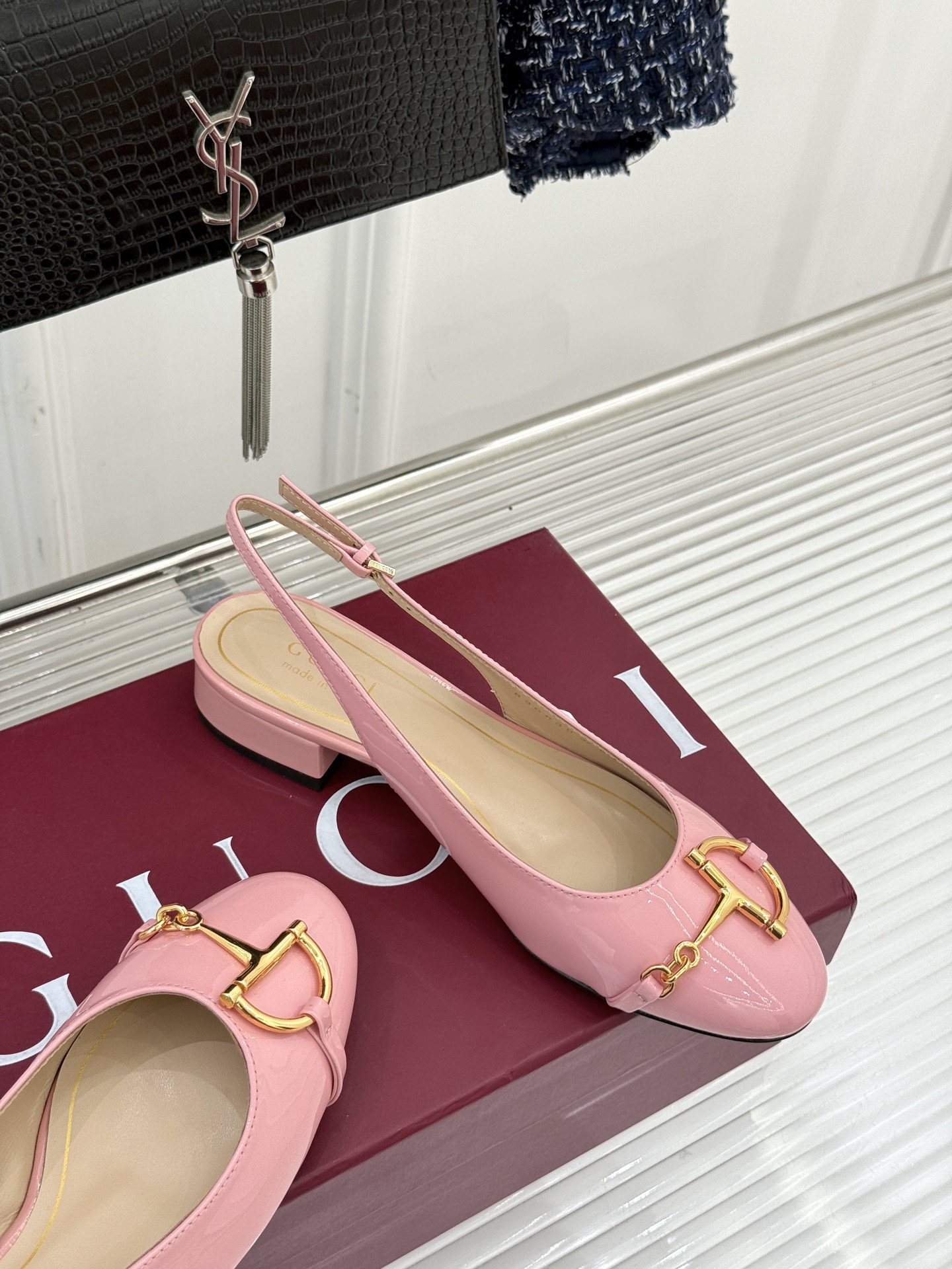 Gucci/古驰25WF新品大小马衔扣粗跟后空凉鞋当Gucci标志性的马衔扣穿越时空这款以“大小叠缀”的