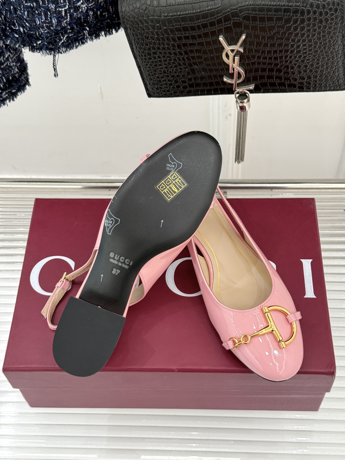 Gucci/古驰25WF新品大小马衔扣粗跟后空凉鞋当Gucci标志性的马衔扣穿越时空这款以“大小叠缀”的