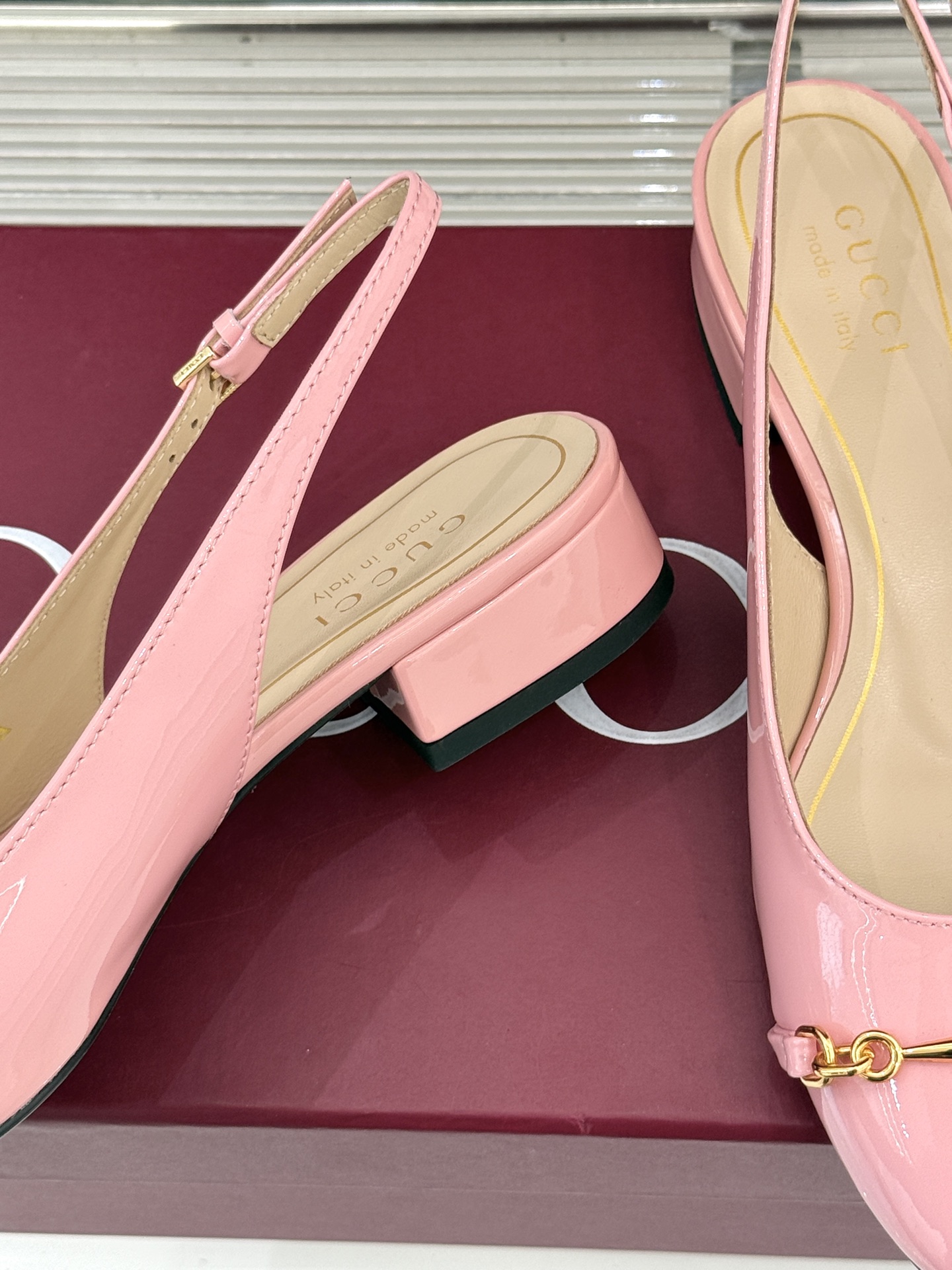 Gucci/古驰25WF新品大小马衔扣粗跟后空凉鞋当Gucci标志性的马衔扣穿越时空这款以“大小叠缀”的