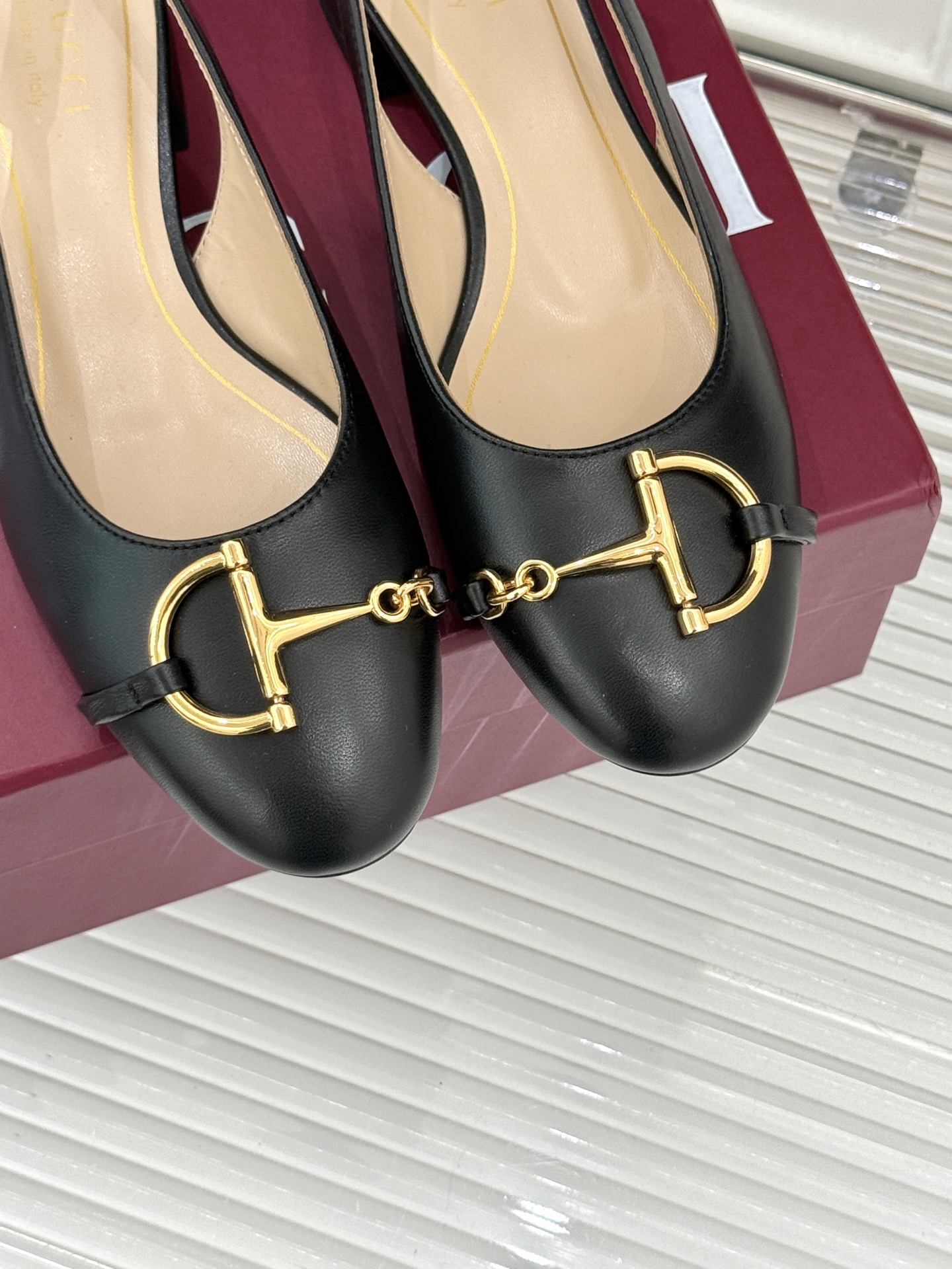 Gucci/古驰25WF新品大小马衔扣粗跟后空凉鞋当Gucci标志性的马衔扣穿越时空这款以“大小叠缀”的