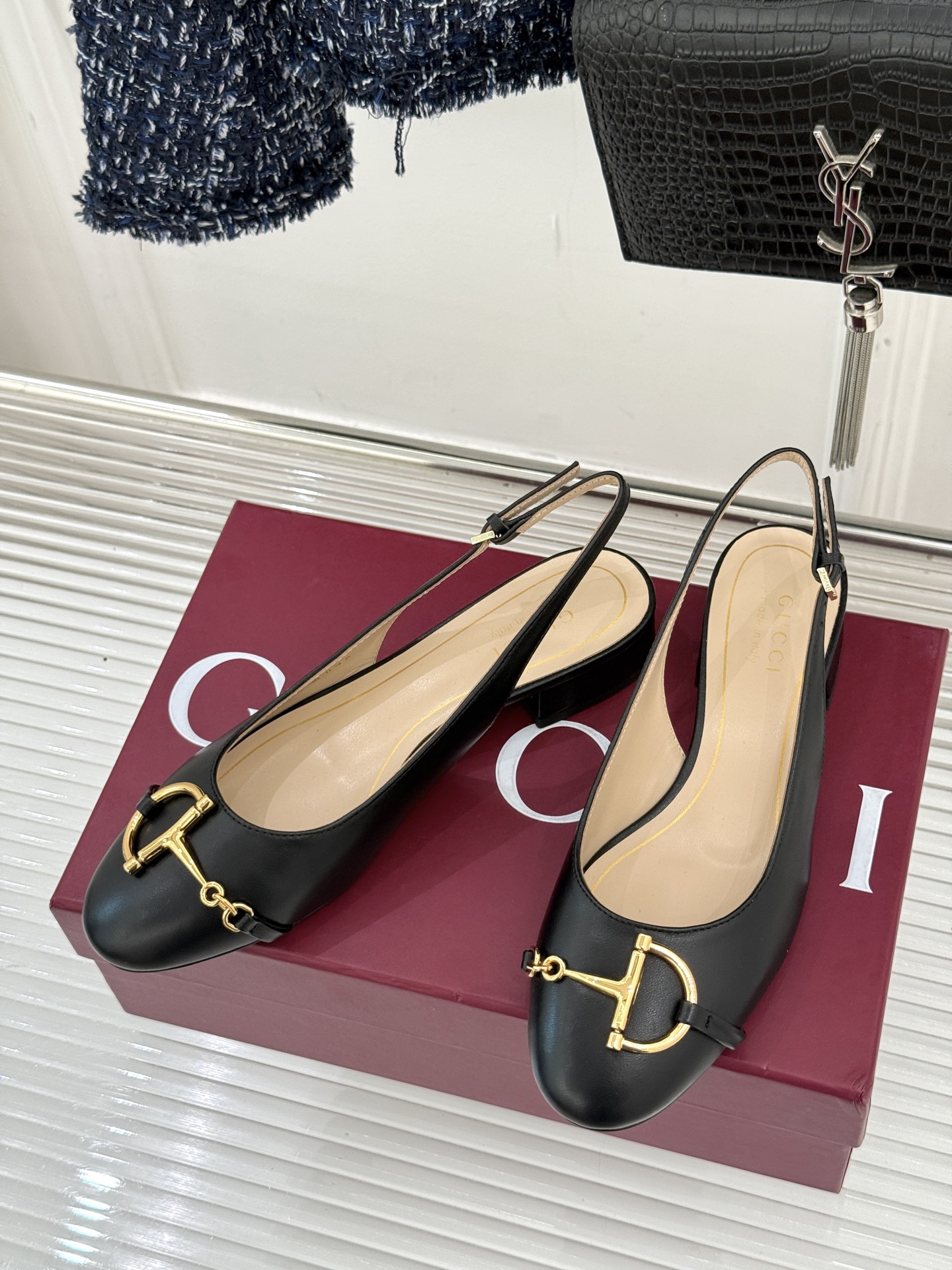 Gucci/古驰25WF新品大小马衔扣粗跟后空凉鞋当Gucci标志性的马衔扣穿越时空这款以“大小叠缀”的