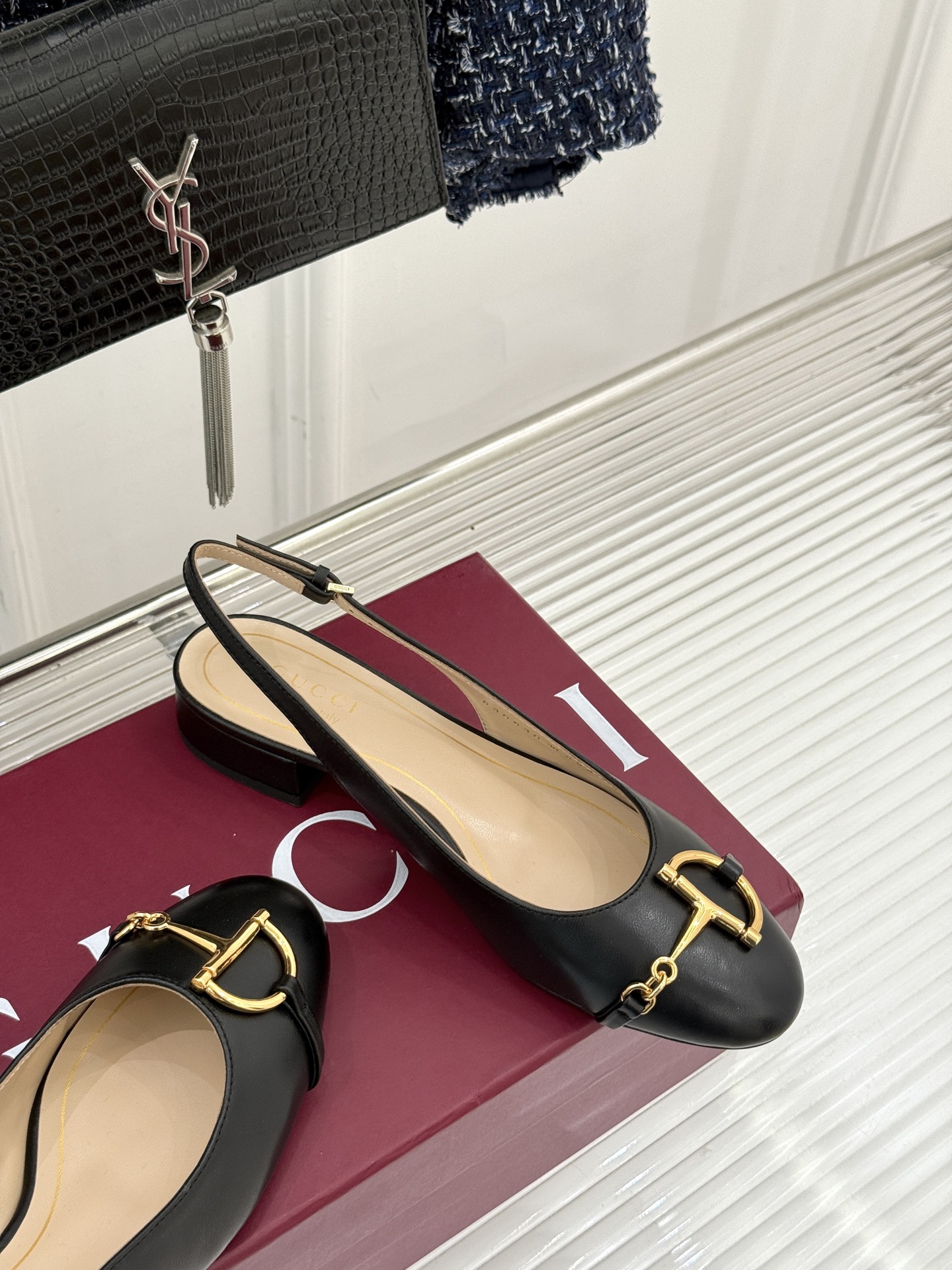 Gucci/古驰25WF新品大小马衔扣粗跟后空凉鞋当Gucci标志性的马衔扣穿越时空这款以“大小叠缀”的