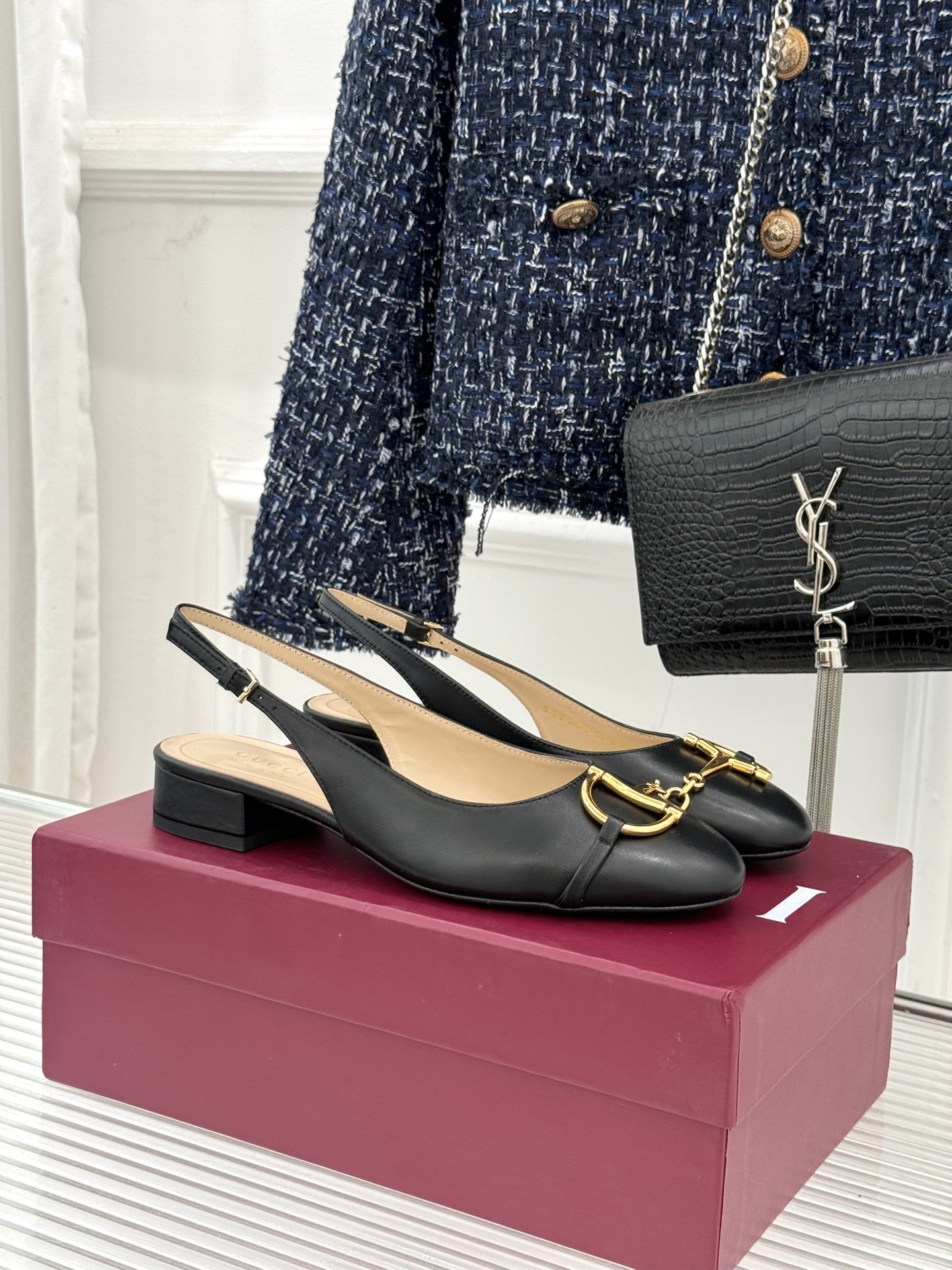 NO:694901,Gucci/Gucci 25WF new large and small horsebit sandals with thick heel and hollow back sandals. When Gucci's iconic horsebit travels through time and space, this new form of 'large and small stacking' revitalizes the classic and becomes the perfect dialogue between the brand's century-old aesthetics and contemporary modernity. Continuing the brand's ultimate pursuit of materials, the luxurious texture that can be felt at the touch of your fingertips makes every wearing a ritual. The most eye-catching horsebit metal accessories are hand-polished to present a retro gilded luster.  It not only has the recognition of the classic logo, but also breaks the dullness with an asymmetric design, injecting a smart atmosphere into the shoes. The 5cm thick heel is the golden ratio between comfort and elegance. It can easily support the capable aura of workplace commuting and adapt to the romantic atmosphere of daily dating. The rounded square toe silhouette accommodates various foot types. It does not feel restrained when walking and can maintain a calm posture even if it is worn for a long time. The fabric is made of original custom patent leather, and the lining of the toes is made of sheepskin. The genuine leather outsole imported from Italy  size35-39 (40/41/42 customized), sandals, gucci, gucci, sandals, sheepskin, gold, Leather soles19860909Gucci/古驰25WF新品大小马衔扣 粗跟后空凉鞋 当Gucci标志性的马衔扣穿越时空 这款以“大小叠缀”的新形态焕活经典 便成了品牌百年美学与当代摩登的完美对话. 延续品牌对材质的极致追求 指尖轻触即能感知的奢华质感 让每一次穿着都成为仪式感的开始. 最点睛的大小马衔扣金属饰件 经手工抛光呈现复古鎏金光泽 既有经典标识的辨识度 又以不对称设计打破沉闷 为鞋履注入灵动气息. 5cm粗跟是舒适与优雅的黄金比例 既能轻松撑起职场通勤的干练气场 又能适配日常约会的浪漫氛围 圆润方头廓形包容各种脚型 行走时无束缚感久穿亦能保持从容姿态. 面料采用原版定制漆皮 内里踮脚均为羊皮 意大利进口真皮大底 size35-39（40/41/42定制）,凉鞋,gucci,gucci,sandals,sheepskin,gold,Leather soles,Women's Shoes