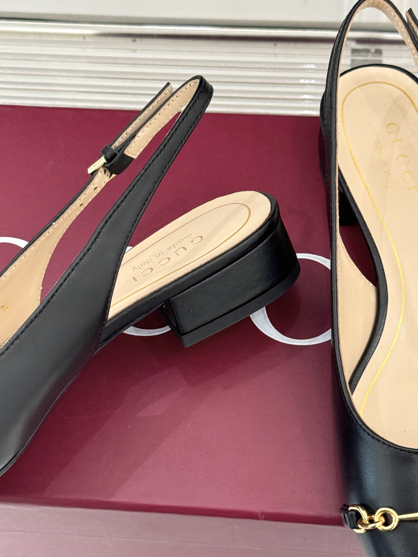 Gucci/古驰25WF新品大小马衔扣粗跟后空凉鞋当Gucci标志性的马衔扣穿越时空这款以“大小叠缀”的