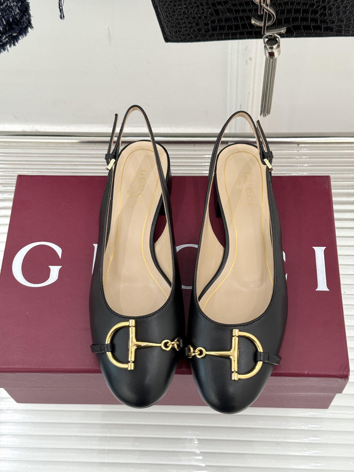 Gucci/古驰25WF新品大小马衔扣粗跟后空凉鞋当Gucci标志性的马衔扣穿越时空这款以“大小叠缀”的