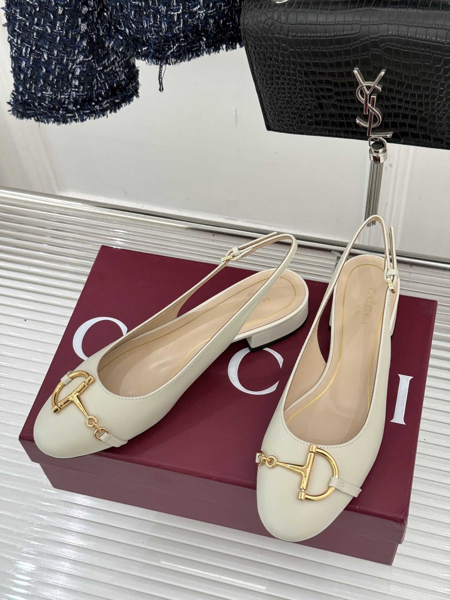 Gucci/古驰25WF新品大小马衔扣粗跟后空凉鞋当Gucci标志性的马衔扣穿越时空这款以“大小叠缀”的