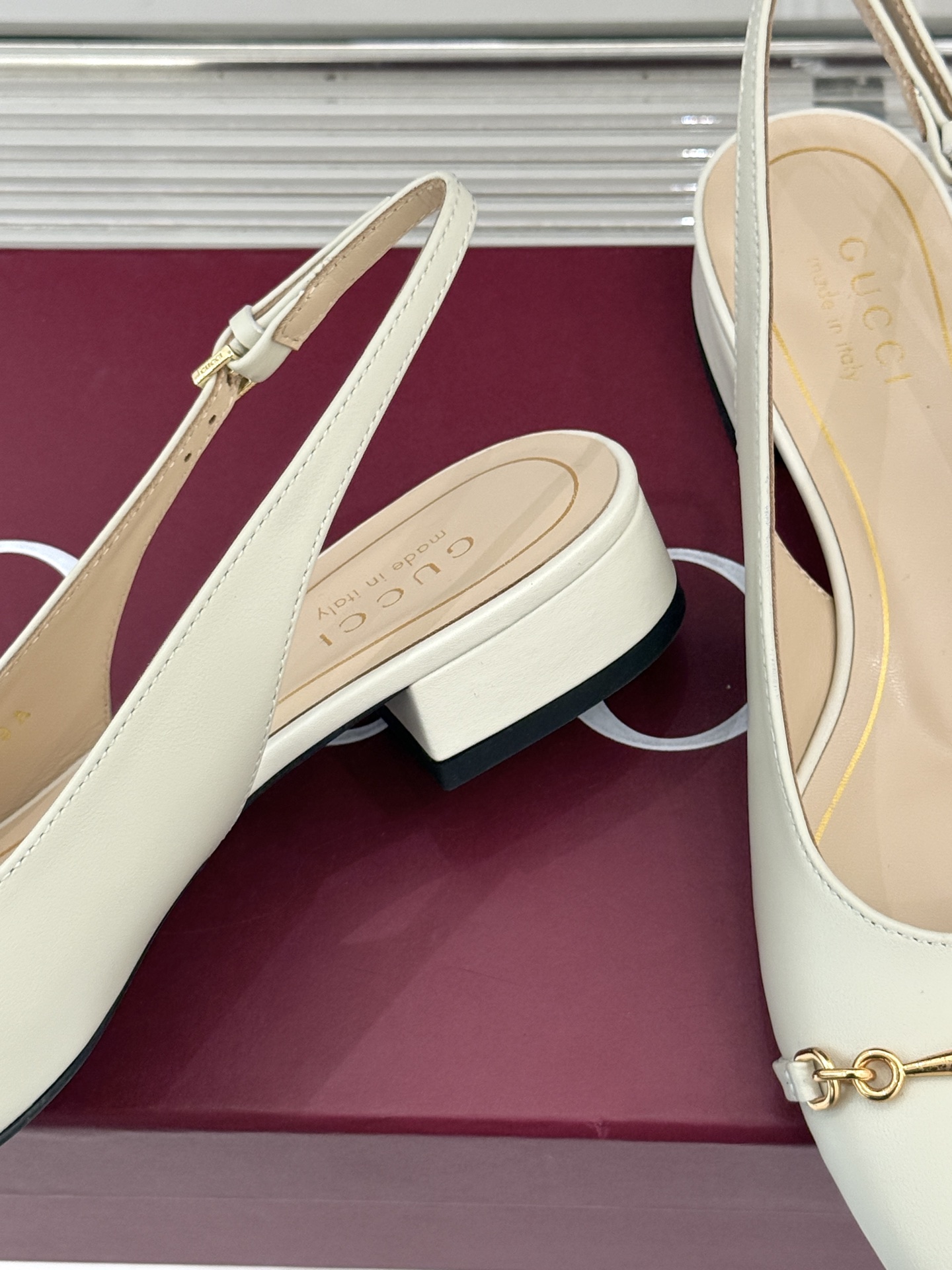 Gucci/古驰25WF新品大小马衔扣粗跟后空凉鞋当Gucci标志性的马衔扣穿越时空这款以“大小叠缀”的