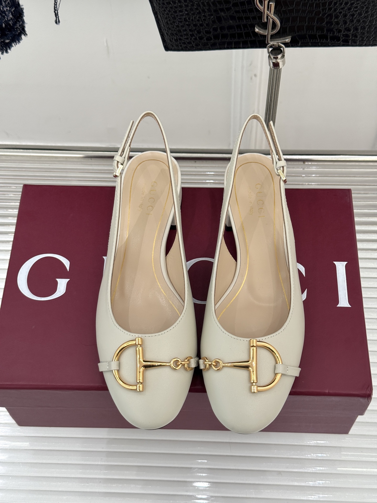 Gucci/古驰25WF新品大小马衔扣粗跟后空凉鞋当Gucci标志性的马衔扣穿越时空这款以“大小叠缀”的