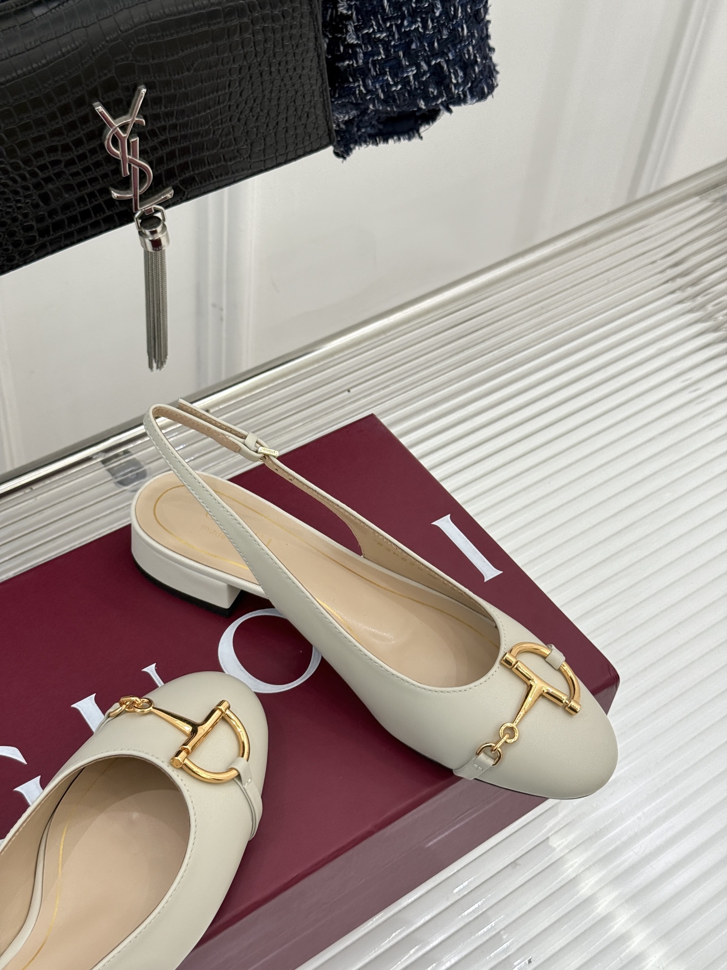 Gucci/古驰25WF新品大小马衔扣粗跟后空凉鞋当Gucci标志性的马衔扣穿越时空这款以“大小叠缀”的