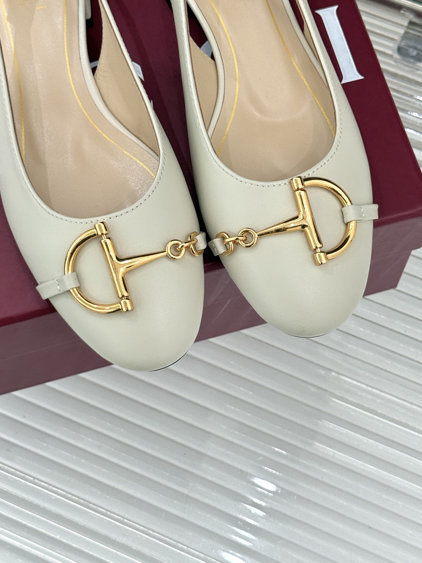 Gucci/古驰25WF新品大小马衔扣粗跟后空凉鞋当Gucci标志性的马衔扣穿越时空这款以“大小叠缀”的