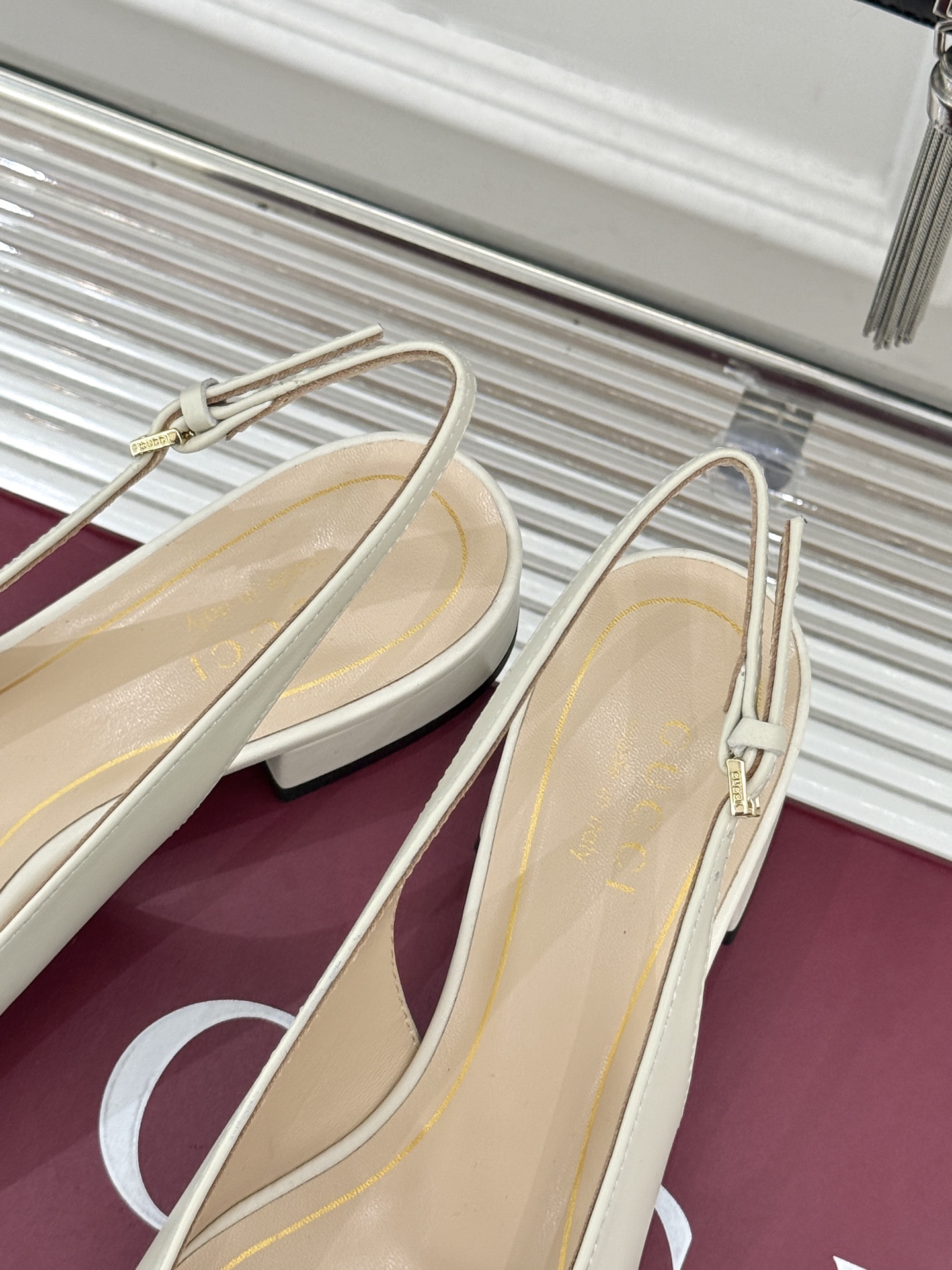 Gucci/古驰25WF新品大小马衔扣粗跟后空凉鞋当Gucci标志性的马衔扣穿越时空这款以“大小叠缀”的