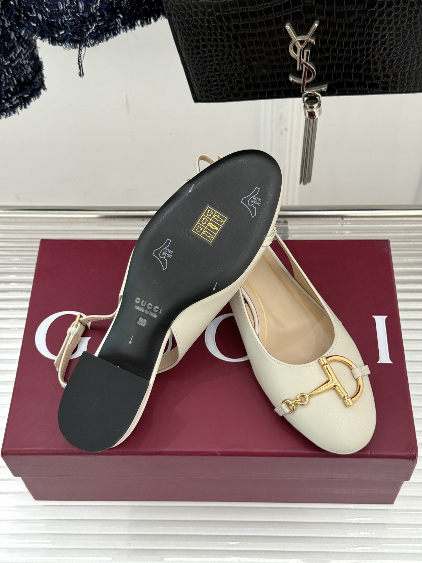 Gucci/古驰25WF新品大小马衔扣粗跟后空凉鞋当Gucci标志性的马衔扣穿越时空这款以“大小叠缀”的