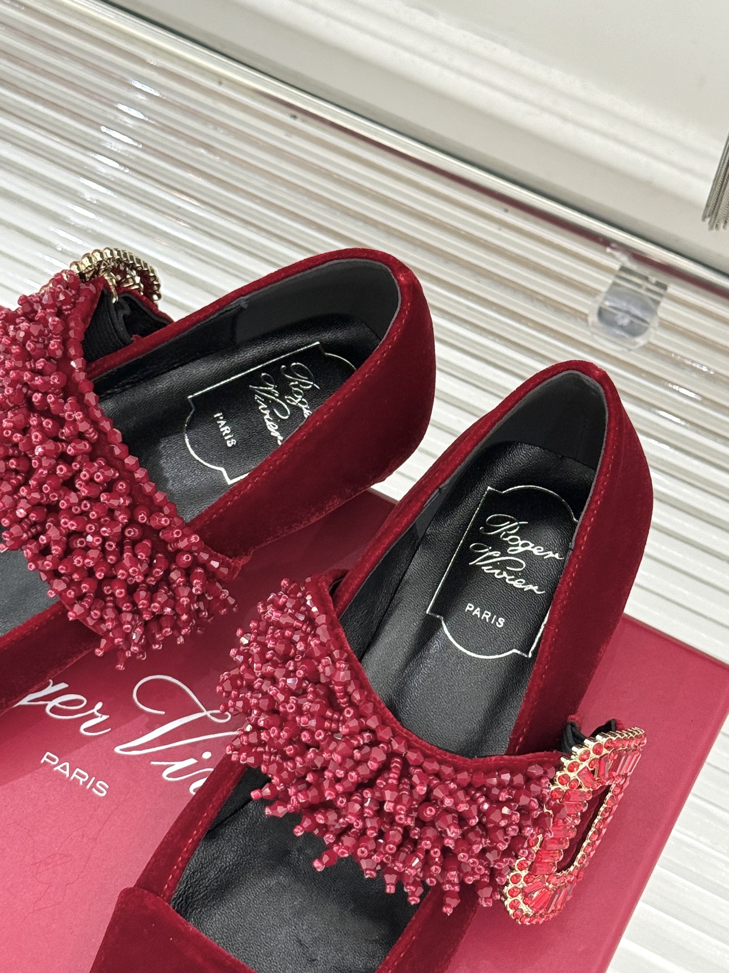 Roger Vivier｜RV朱珠同款水钻扣天鹅绒粗跟玛丽珍鞋当RV的百年方扣遇上60年代玛丽珍鞋型便成