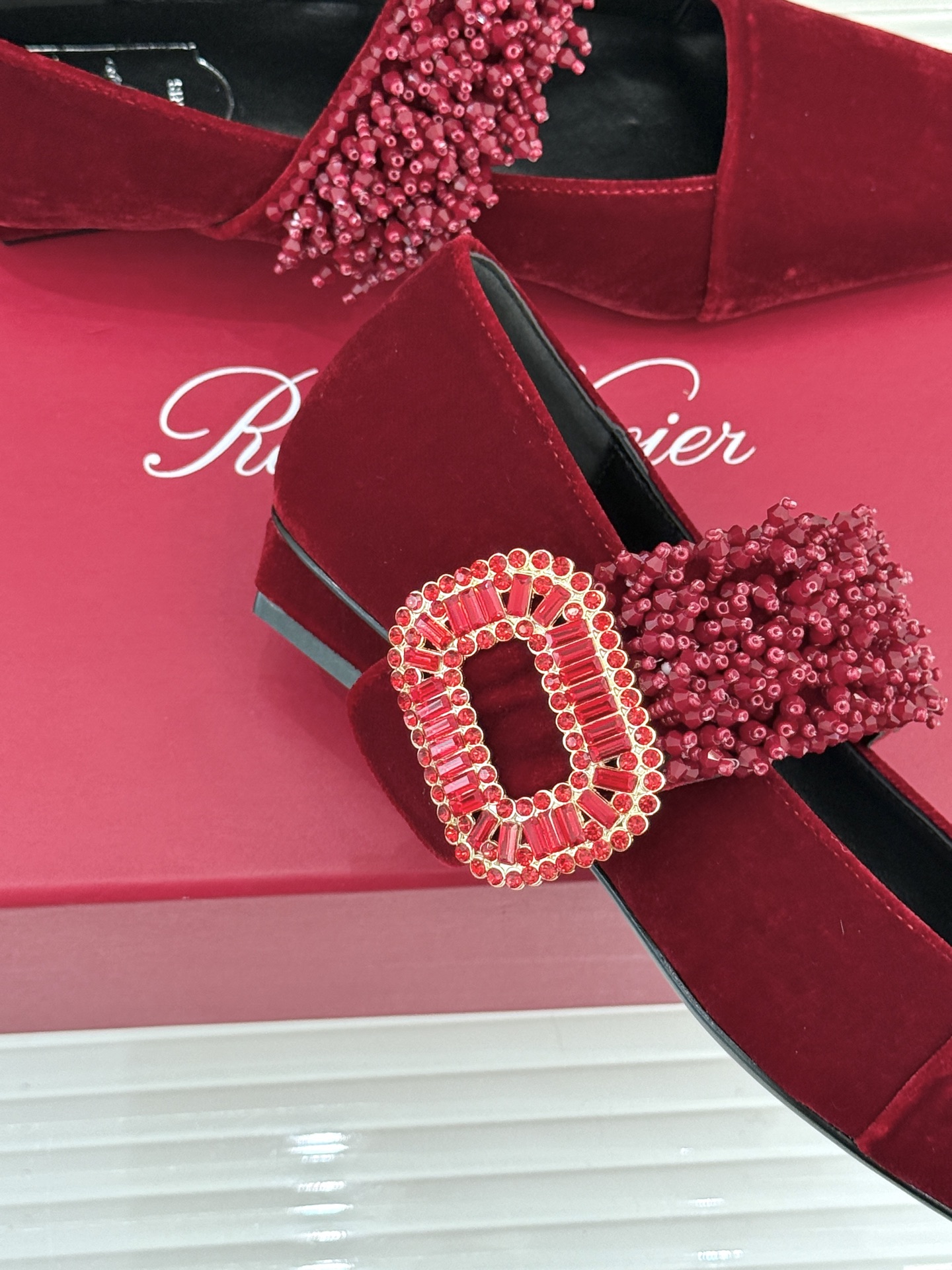 Roger Vivier｜RV朱珠同款水钻扣天鹅绒粗跟玛丽珍鞋当RV的百年方扣遇上60年代玛丽珍鞋型便成