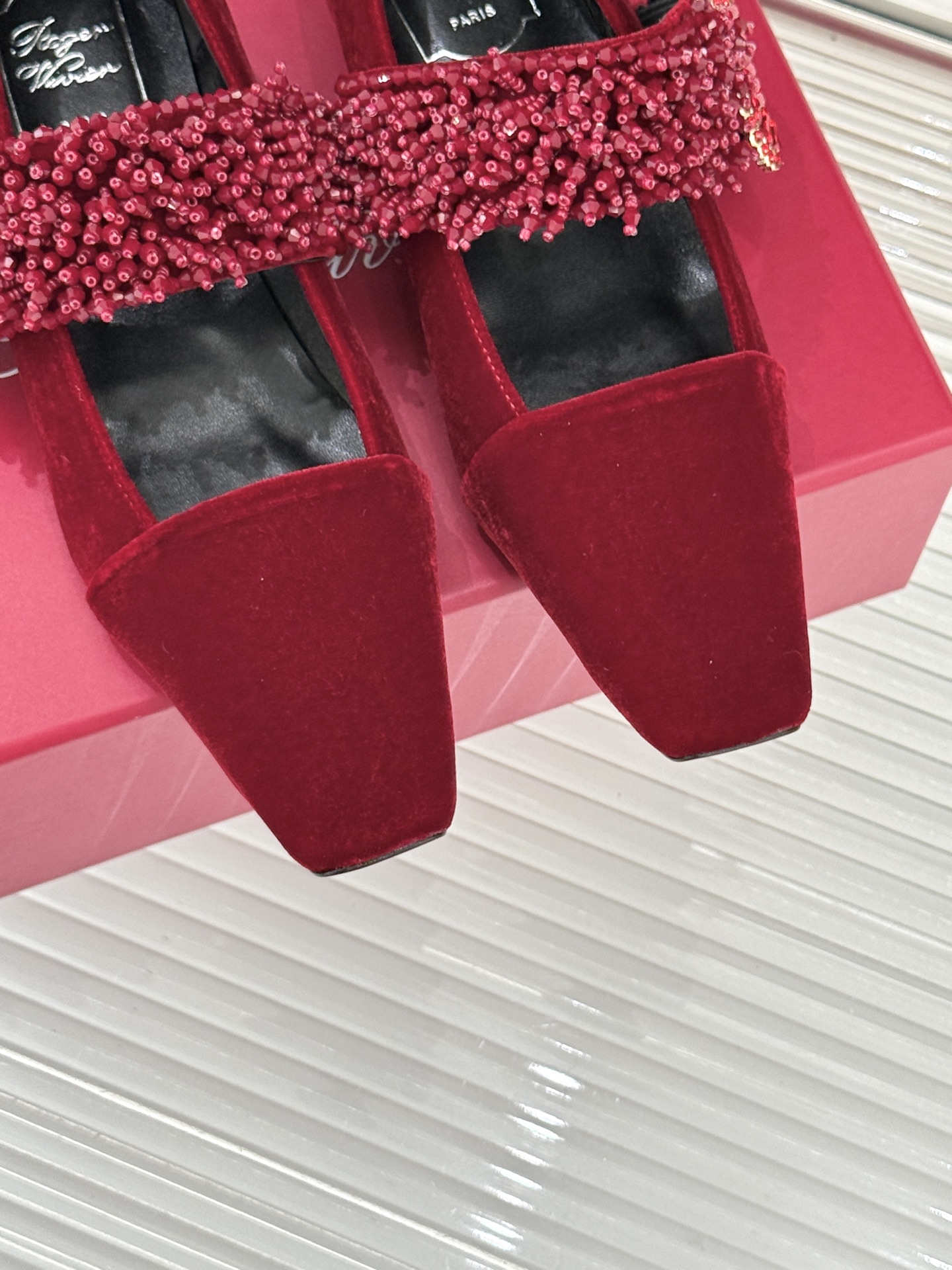 Roger Vivier｜RV朱珠同款水钻扣天鹅绒粗跟玛丽珍鞋当RV的百年方扣遇上60年代玛丽珍鞋型便成