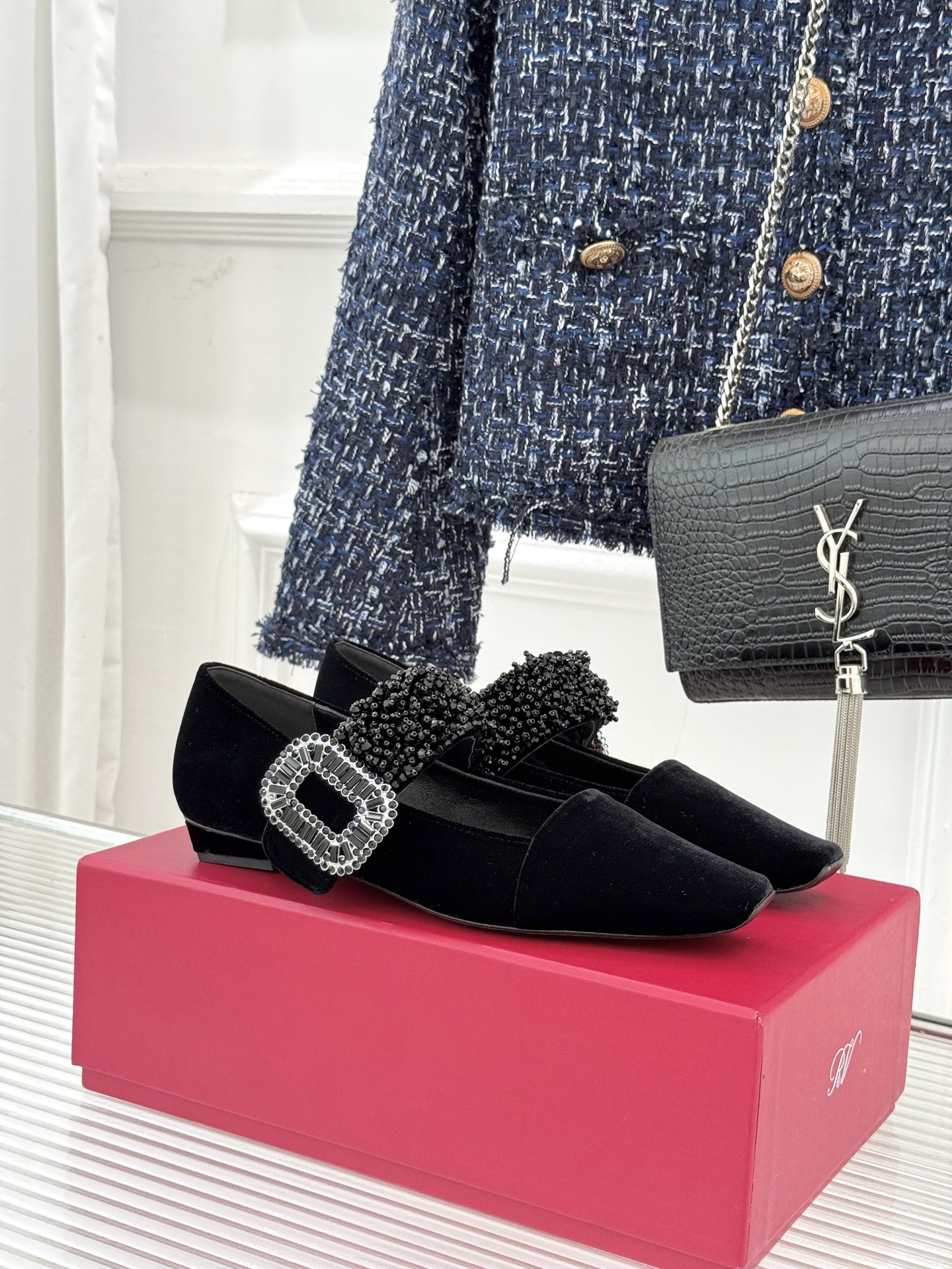 NO:694888,Roger Vivier｜RV Zhu Zhu's same style rhinestone buckle velvet block-heeled Mary Jane shoes. When RV's century-old square buckle meets the Mary Jane shoe style of the 1960s, this pair of Zhu Zhu's privately elegant pieces is created. French retro and oriental elegance are blended into every inch of the shoes. The iconic square buckle is the soul of RV, inspired by the jewelry-level design of Marquis shoes. The one-line rhinestone inlay process is the finishing touch - every rhinestone is pavé.  The cut is clean and transparent. It refracts fine soft light under natural light and shines under the light. The square toe last accommodates thousands of foot shapes without squeezing the feet or pressing the toes. The height of the gold thick heel is just right and quietly elongates the proportion. The detachable Mary Jane strap can be adjusted at will. Whether wearing it barefoot or with lace socks, you can get the same relaxed and elegant feeling of Zhu Zhu. It hides the most beautiful elegance of a woman. The fabric is made of original custom velvet and the lining of the tiptoe is made of mixed sheepskin.  Outsole imported from Italy, size 35-39 (34/40/41 customized), single shoes, roger vivor, mary jane, sheepskin, gold19860909Roger Vivier｜RV朱珠同款水钻扣天鹅绒 粗跟玛丽珍鞋 当RV的百年方扣遇上60年代玛丽珍鞋型 便成就了这双朱珠私藏的优雅臻品 把法式复古与东方温婉揉进每一寸鞋履. 标志性方扣是RV的灵魂所在 灵感源自侯爵鞋履的珠宝级设计 一字带水钻镶嵌工艺更是点睛之笔 —颗颗水钻密镶饱满 切割利落通透 自然光下折射细碎柔光 灯光下耀而不俗 方头楦型包容万千脚型 不挤脚不压趾 黄金粗跟高度恰到好处 悄悄拉长比例 可拆卸玛丽珍绊带随心调节 不管是光脚穿还是搭蕾丝袜 都能拿捏朱珠同款松弛显贵感. 藏着女人最美的优雅模样. 面料采用原版定制天鹅绒 内里踮脚均为混种羊皮 意大利进口这边批大底 size35-39（34/ 40/41定制）,单鞋,roger vivier,mary jane,sheepskin,gold,Women's Shoes