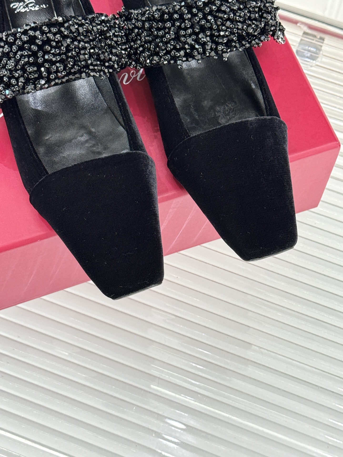 Roger Vivier｜RV朱珠同款水钻扣天鹅绒粗跟玛丽珍鞋当RV的百年方扣遇上60年代玛丽珍鞋型便成