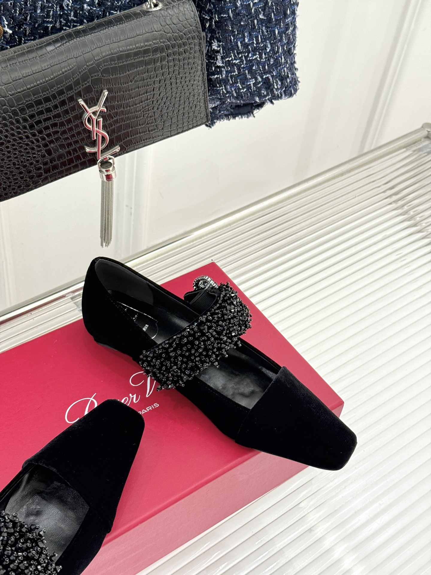 Roger Vivier｜RV朱珠同款水钻扣天鹅绒粗跟玛丽珍鞋当RV的百年方扣遇上60年代玛丽珍鞋型便成