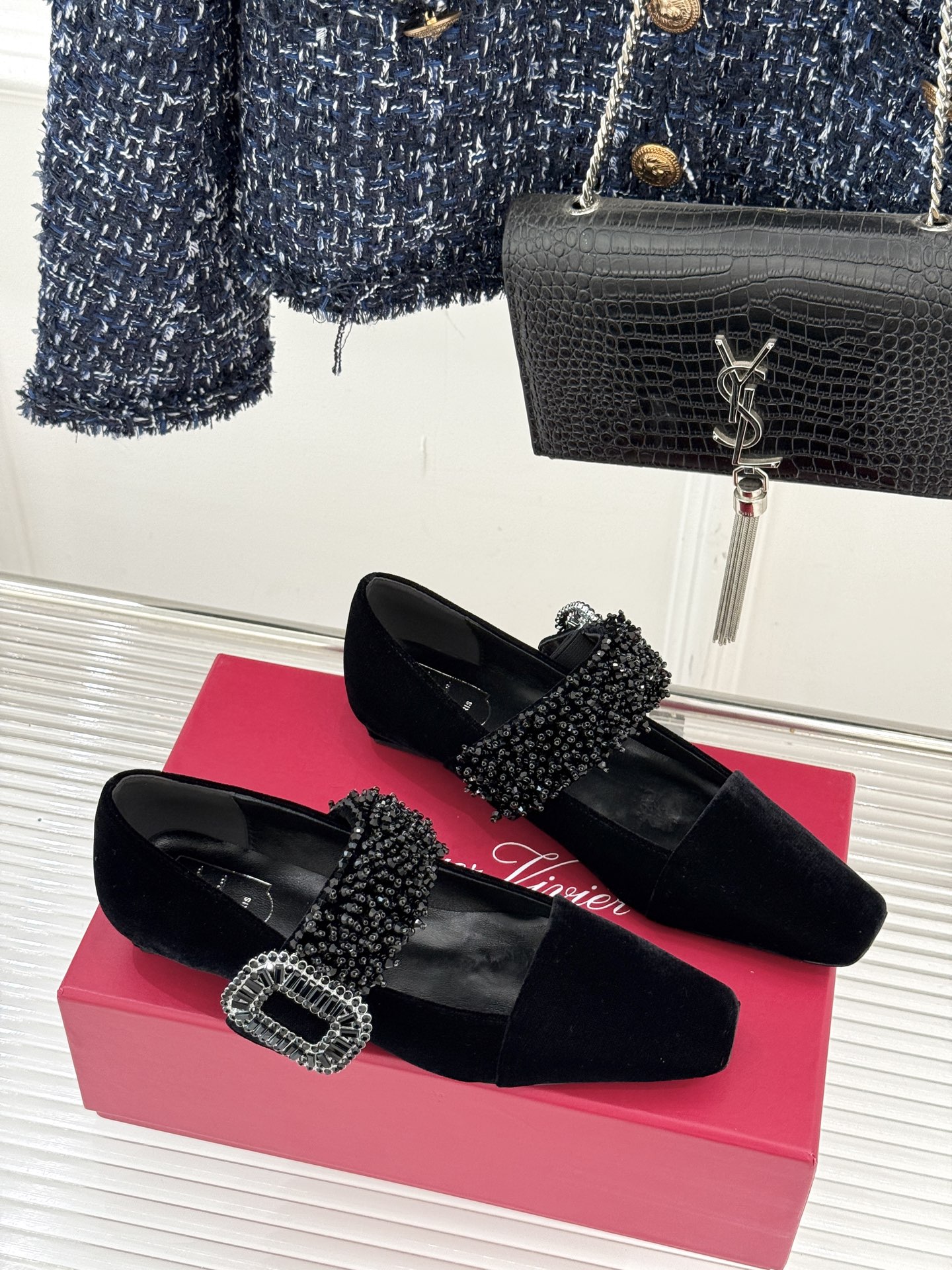 Roger Vivier｜RV朱珠同款水钻扣天鹅绒粗跟玛丽珍鞋当RV的百年方扣遇上60年代玛丽珍鞋型便成