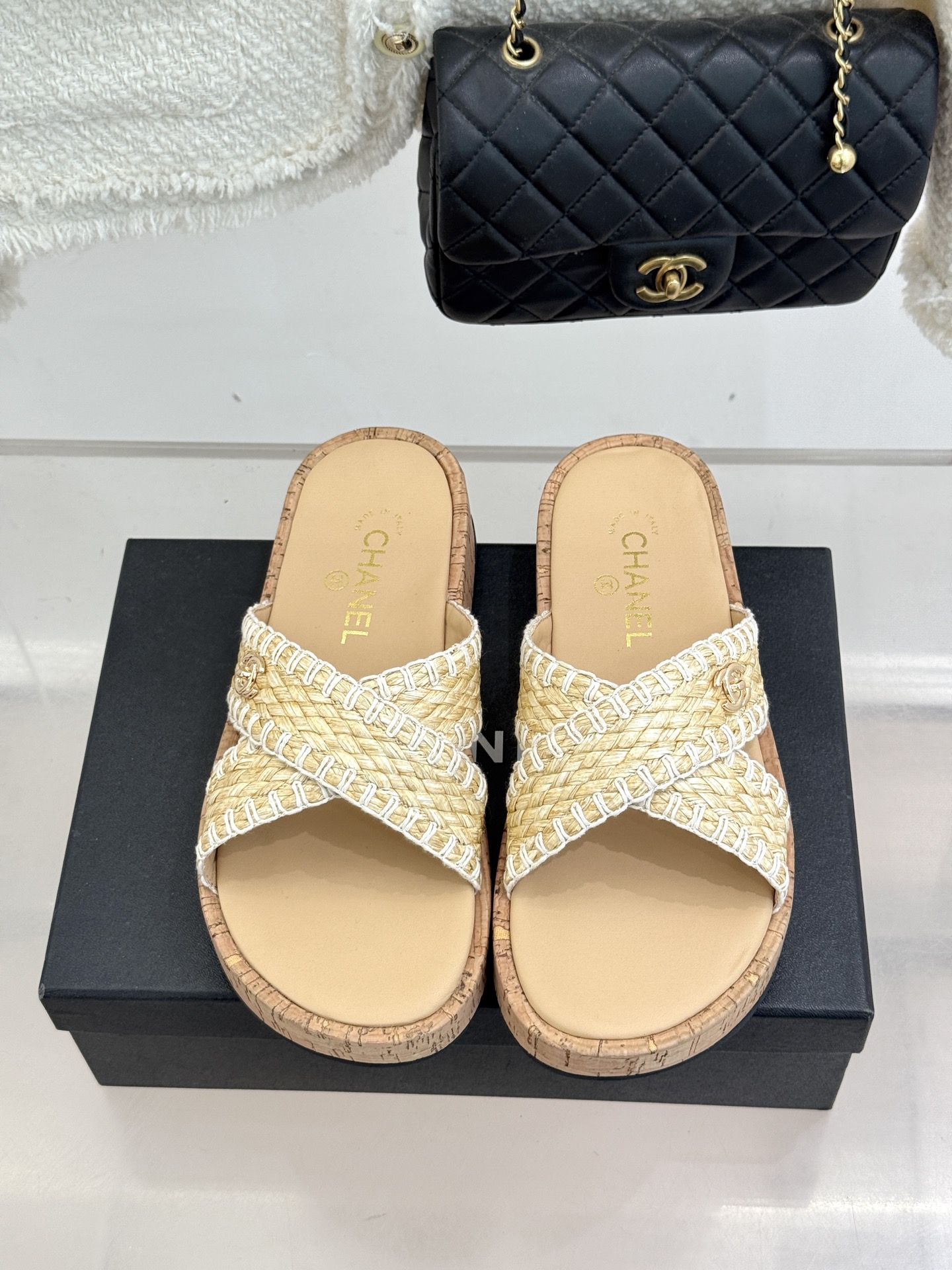 CHANE*｜小香经典双C编织厚底交叉拖鞋让一双拖鞋成为行走的奢雅名片。这双拖拖以经典重构松弛每一处细节