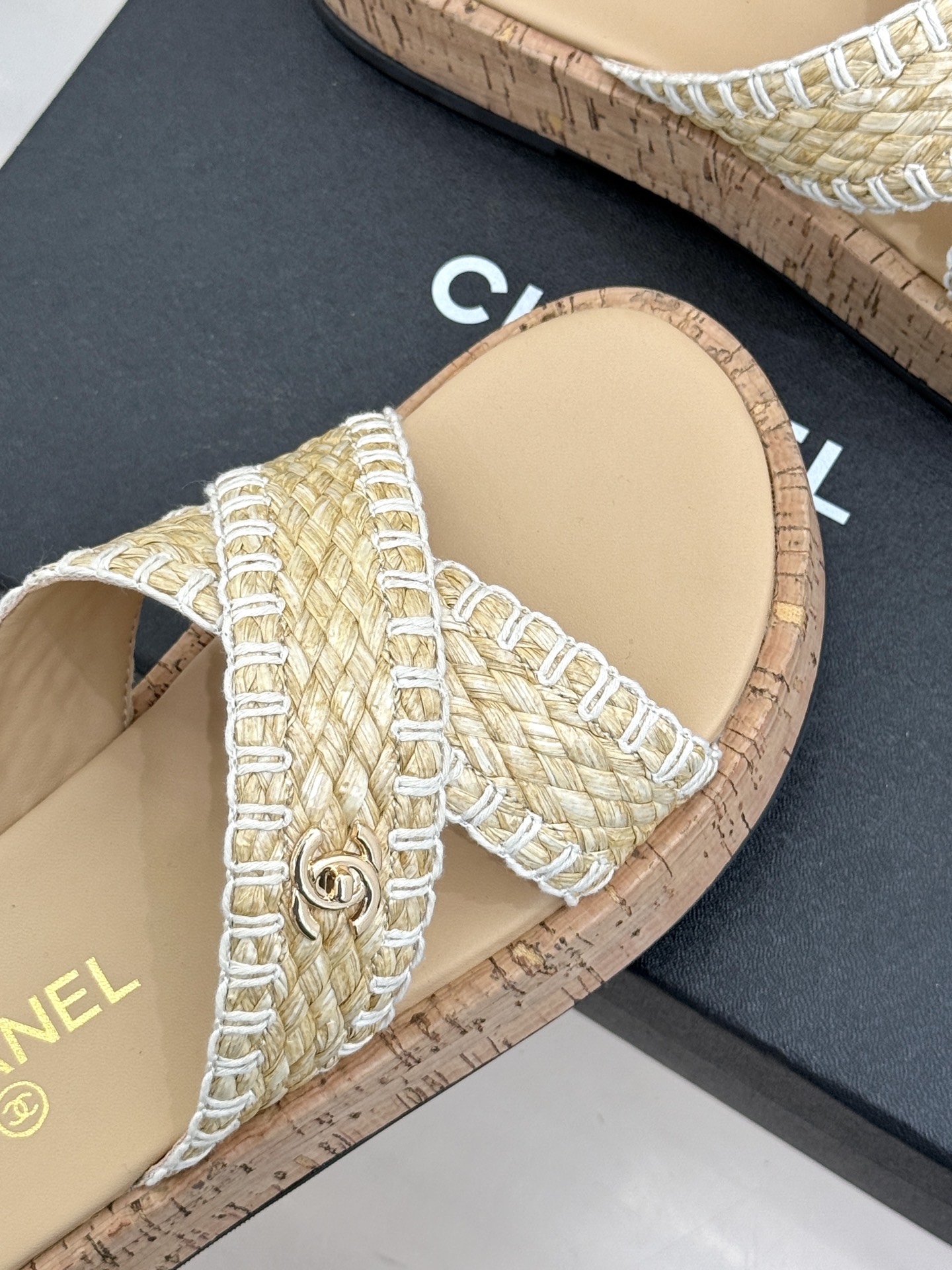 CHANE*｜小香经典双C编织厚底交叉拖鞋让一双拖鞋成为行走的奢雅名片。这双拖拖以经典重构松弛每一处细节