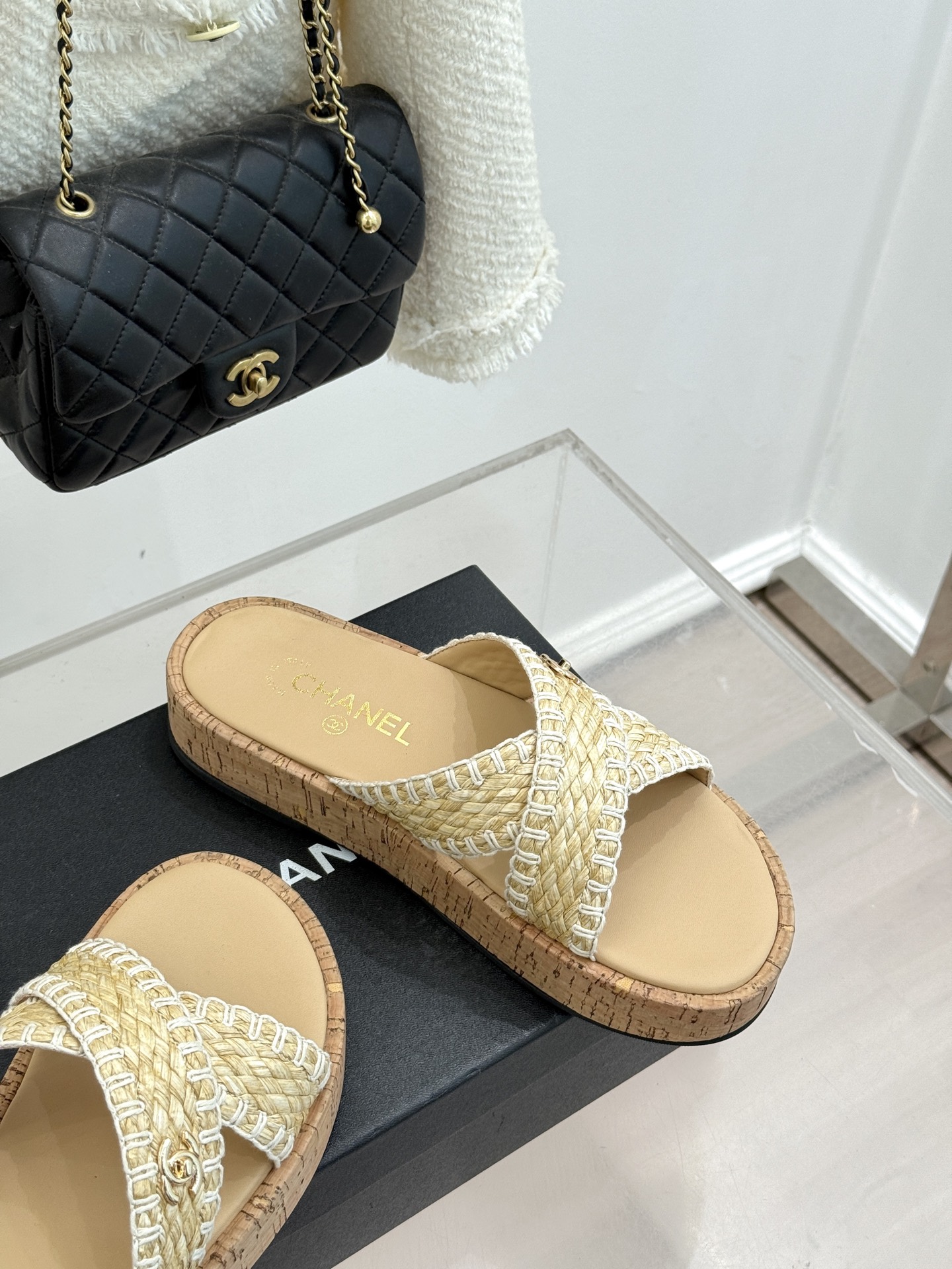 CHANE*｜小香经典双C编织厚底交叉拖鞋让一双拖鞋成为行走的奢雅名片。这双拖拖以经典重构松弛每一处细节