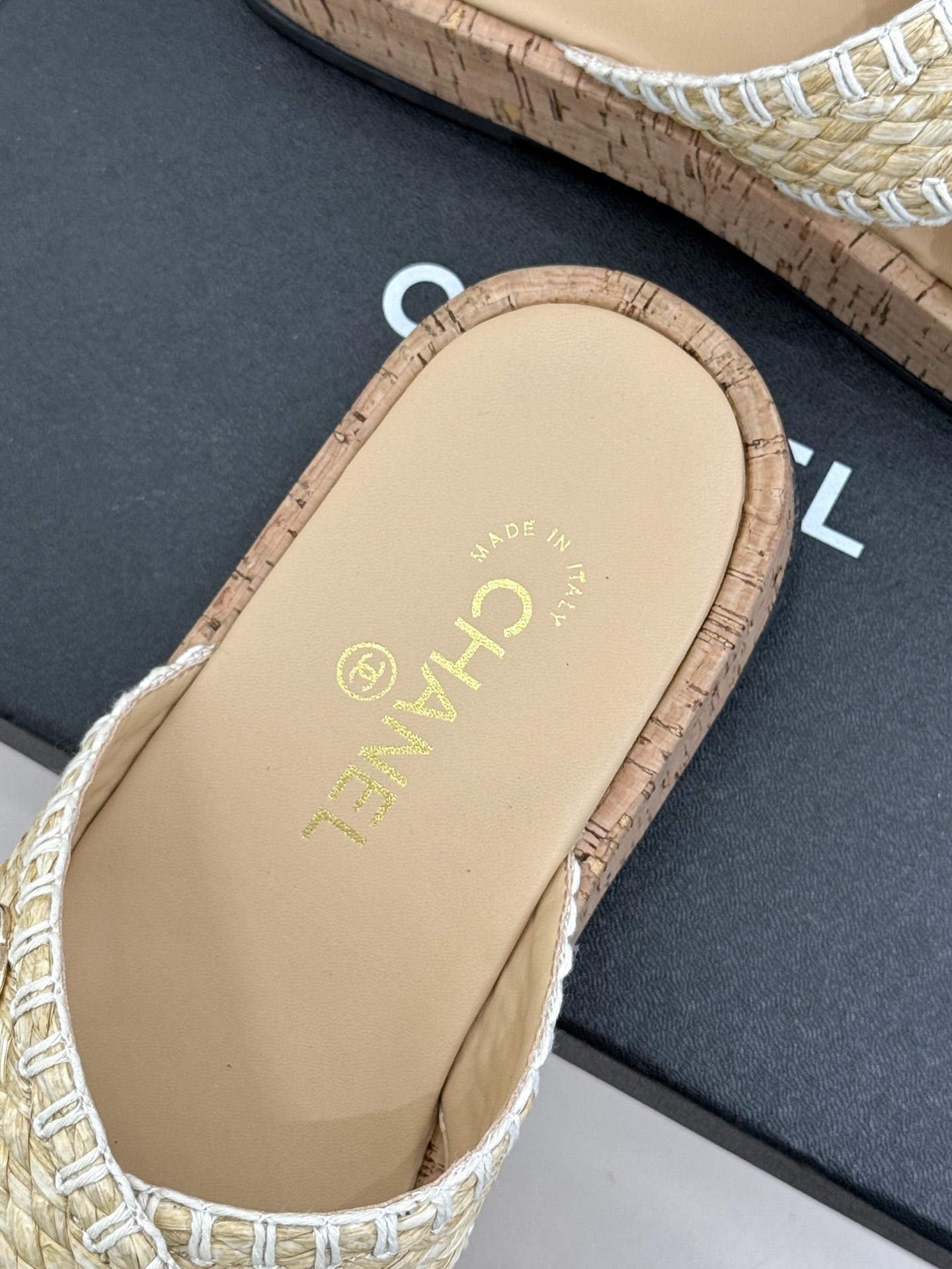 CHANE*｜小香经典双C编织厚底交叉拖鞋让一双拖鞋成为行走的奢雅名片。这双拖拖以经典重构松弛每一处细节