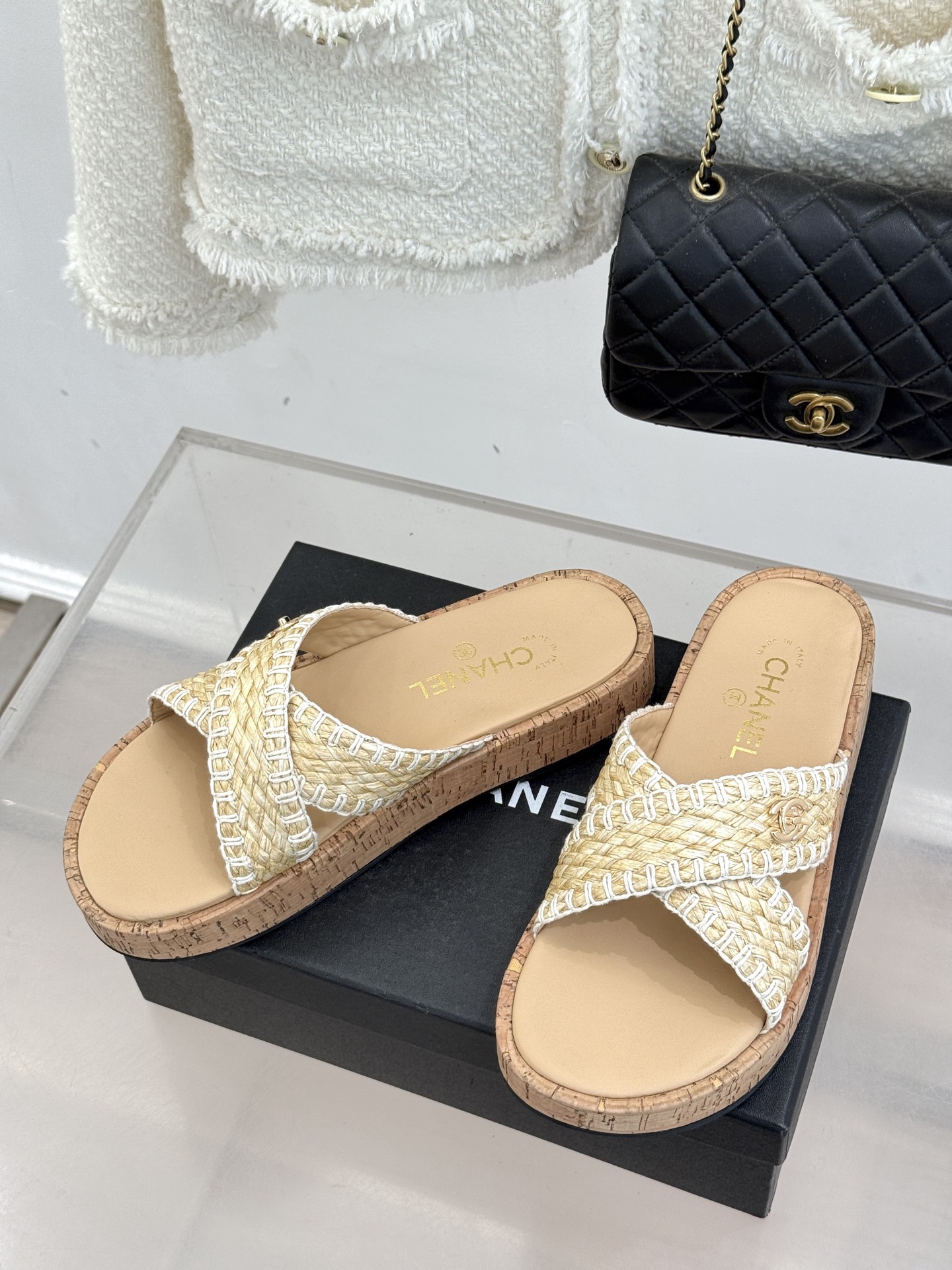 CHANE*｜小香经典双C编织厚底交叉拖鞋让一双拖鞋成为行走的奢雅名片。这双拖拖以经典重构松弛每一处细节