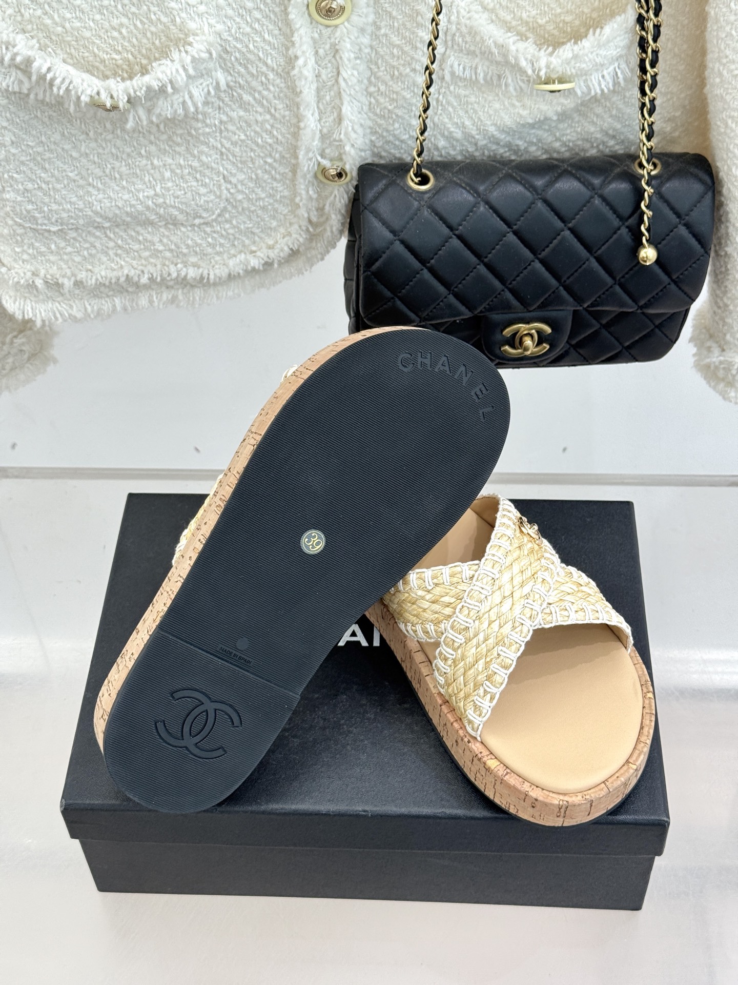 CHANE*｜小香经典双C编织厚底交叉拖鞋让一双拖鞋成为行走的奢雅名片。这双拖拖以经典重构松弛每一处细节