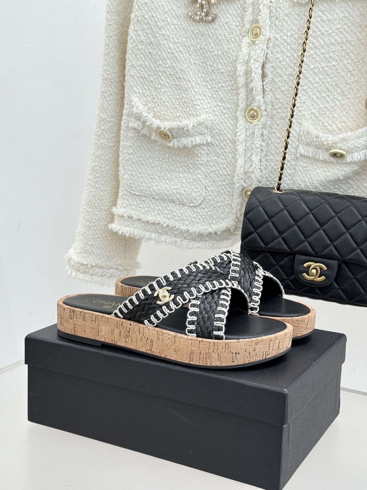 CHANE*｜小香经典双C编织厚底交叉拖鞋让一双拖鞋成为行走的奢雅名片。这双拖拖以经典重构松弛每一处细节